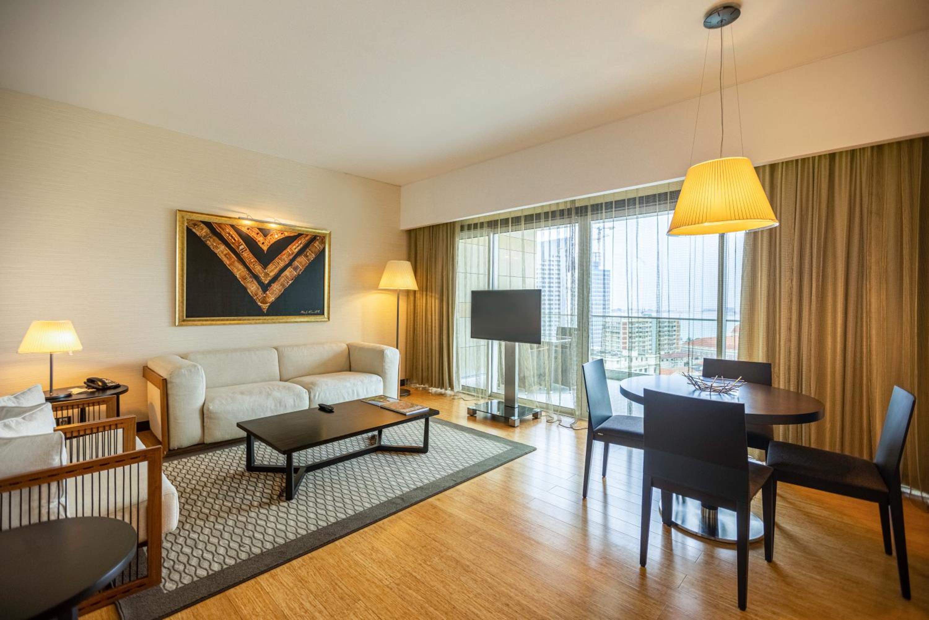 Deluxe One-Bedroom Suite photo 2