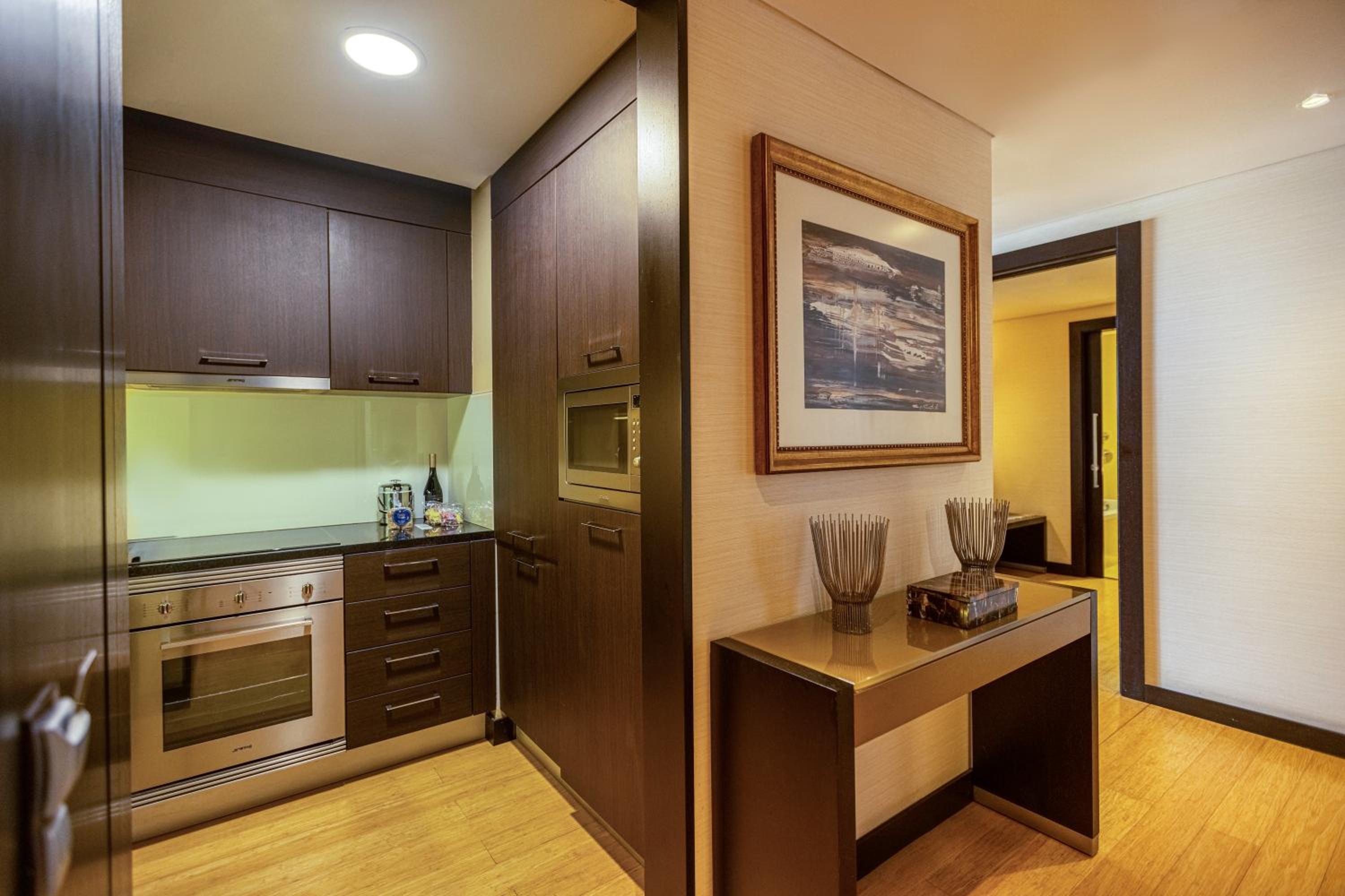 Deluxe One-Bedroom Suite photo 3