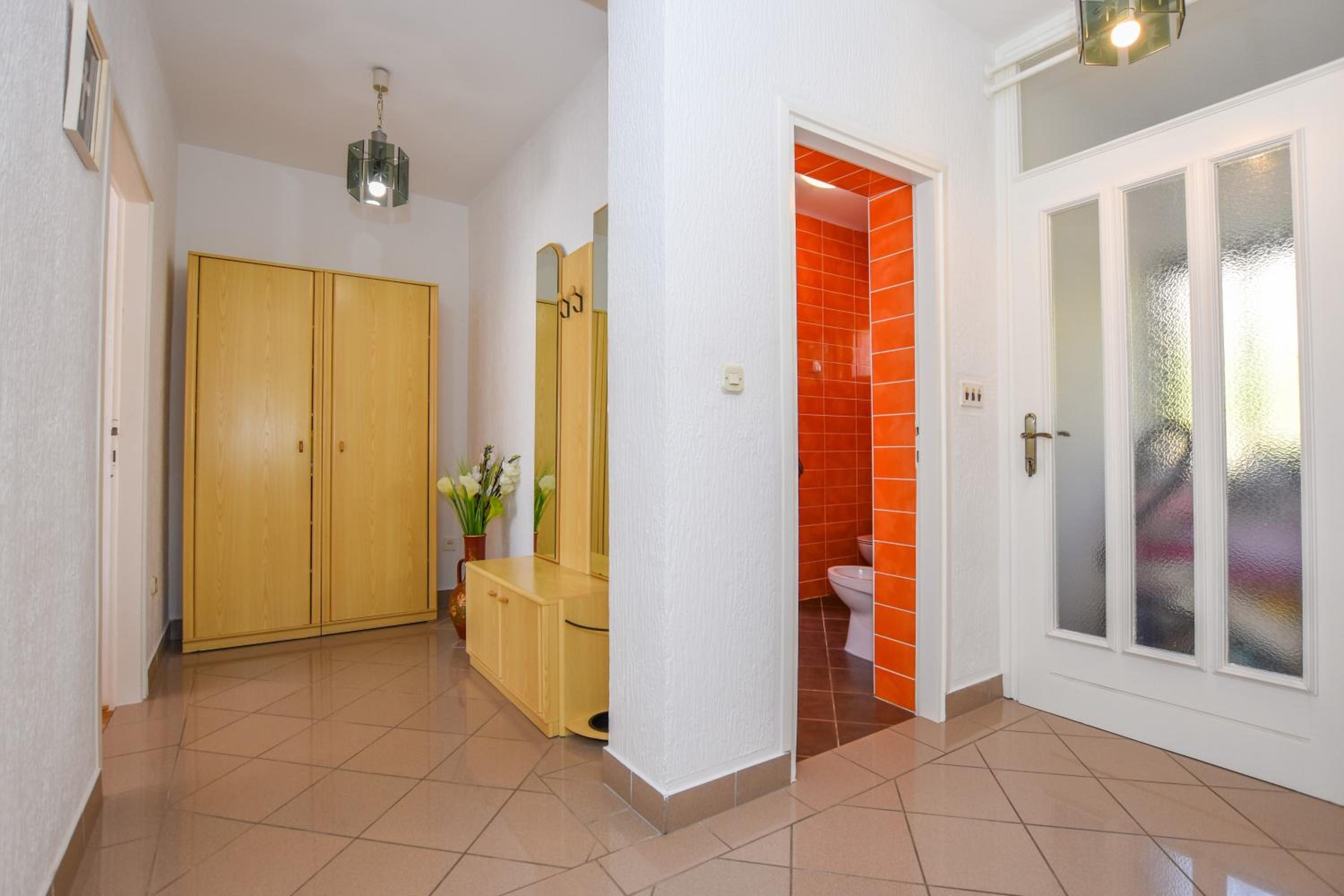 One-Bedroom Apartment - Photo 3