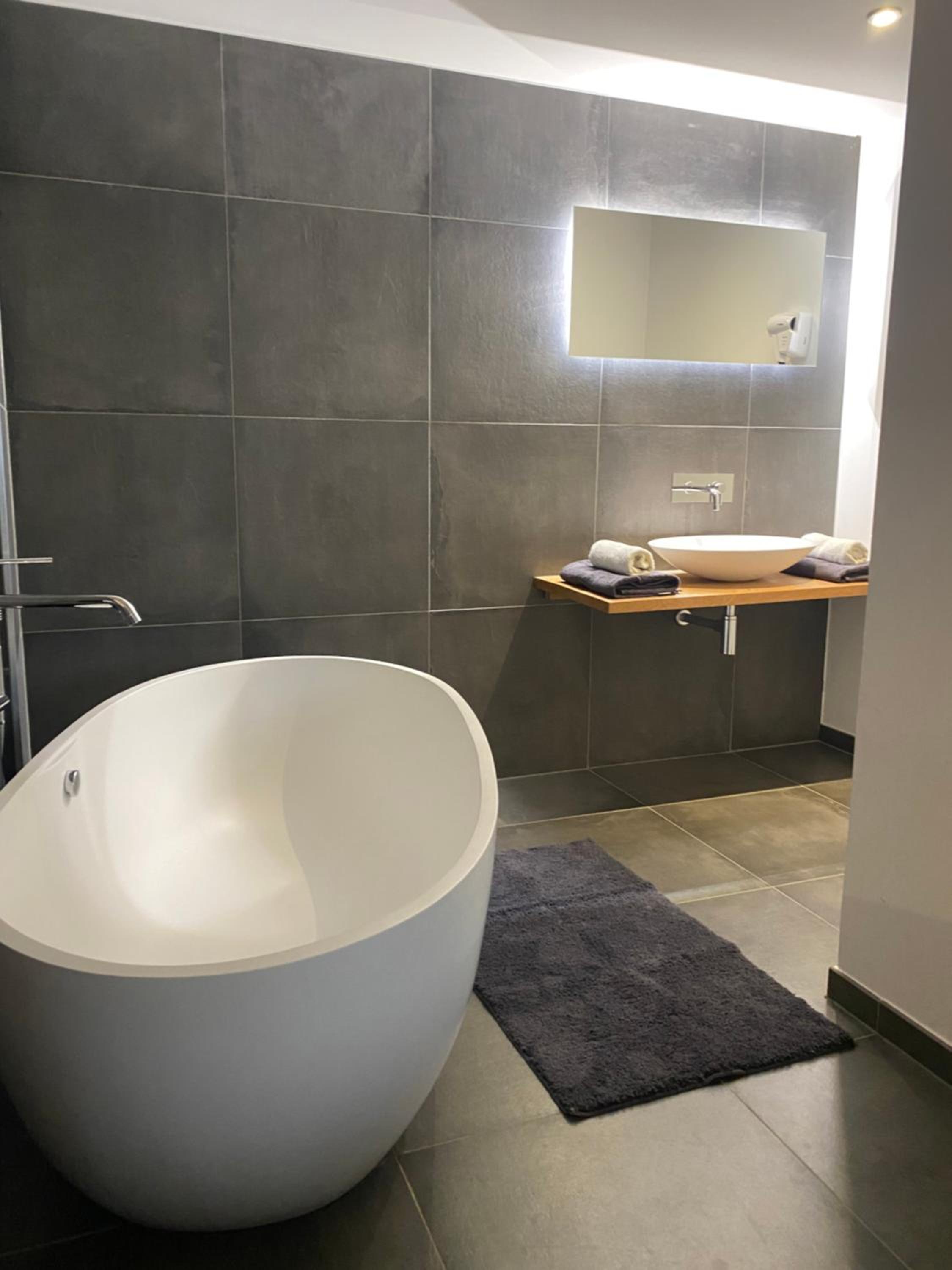 Deluxe Double Room with Bath - Photo 8