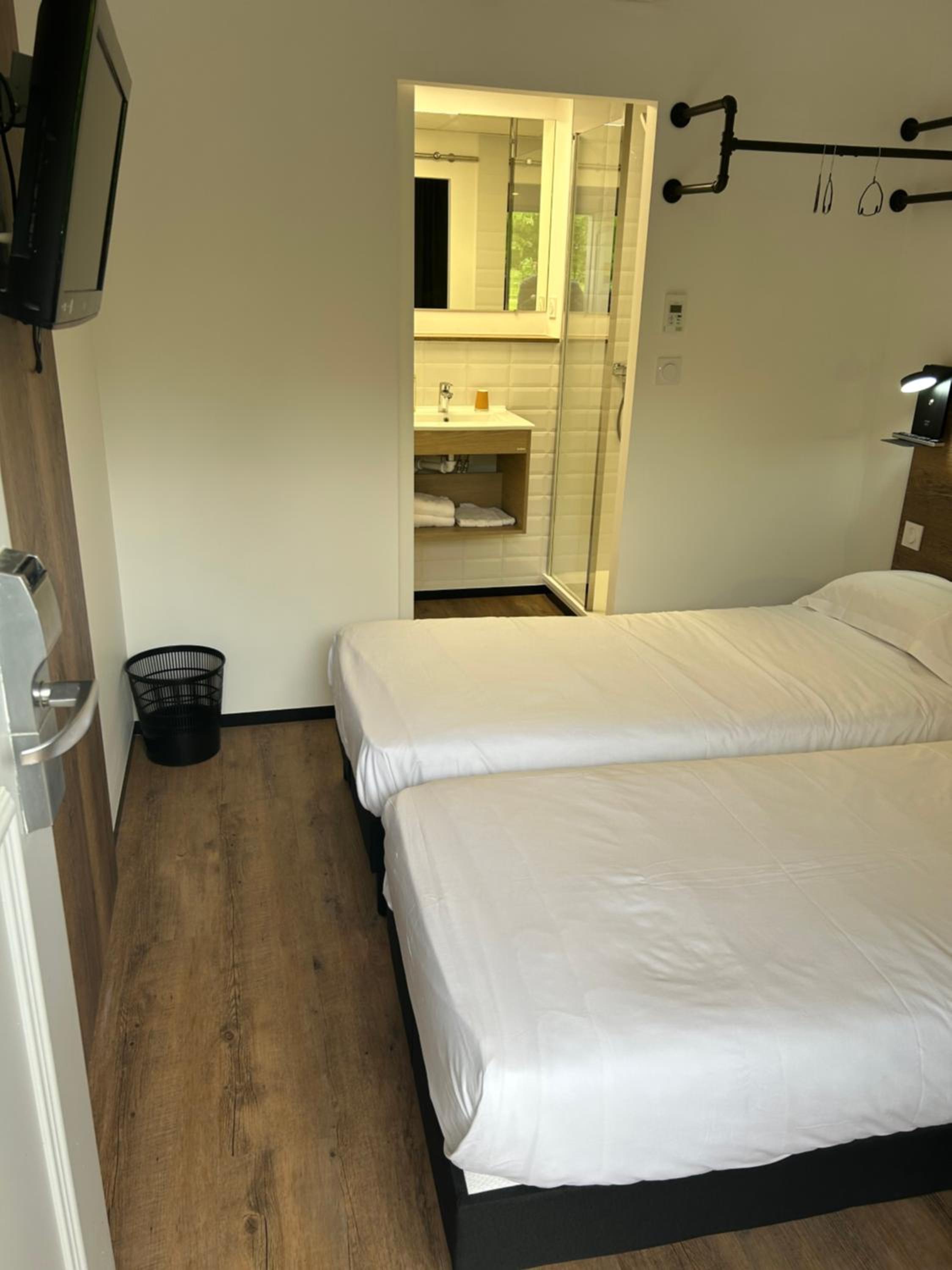 Twin Room - Photo 3