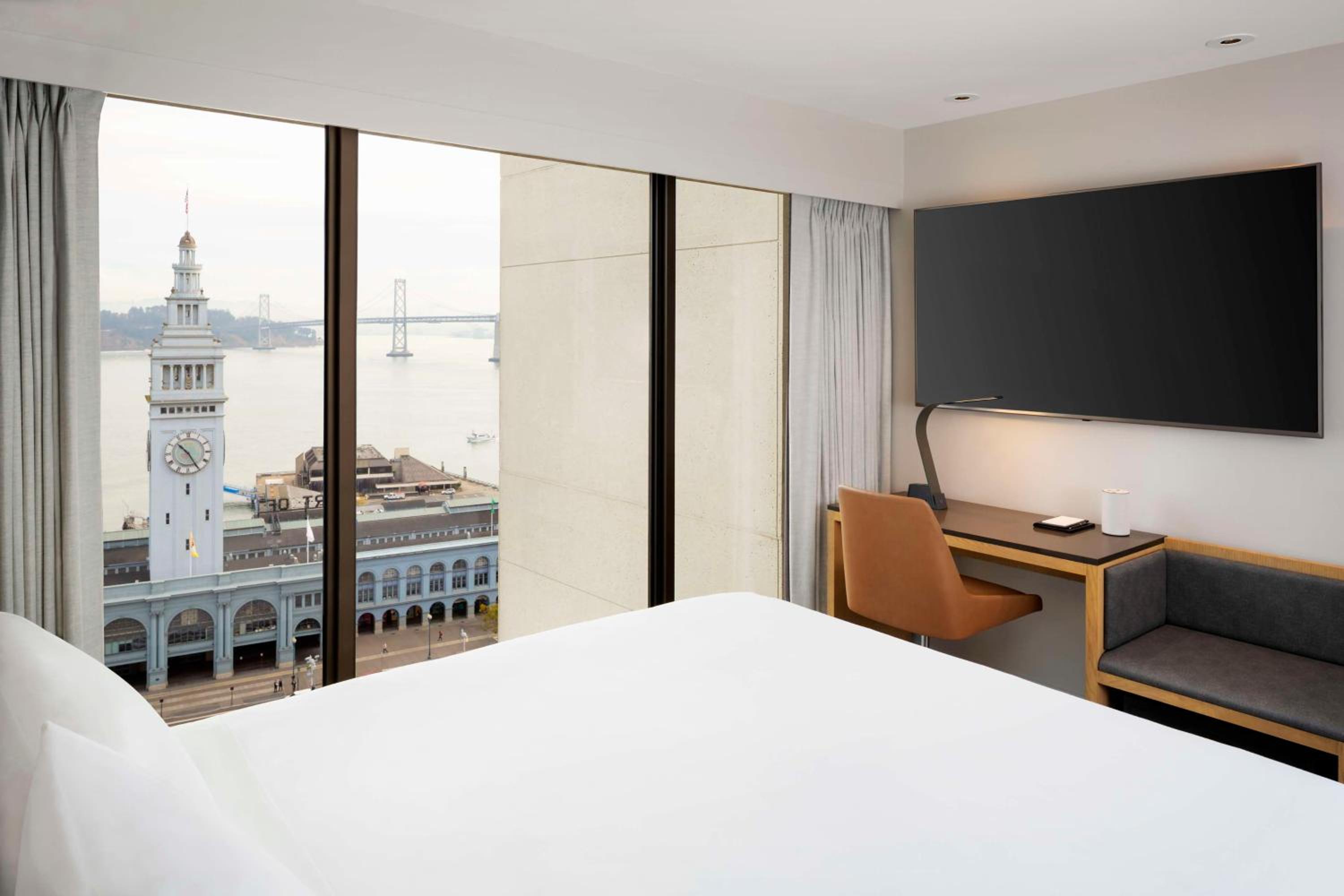 King Room with Water View - Photo 5