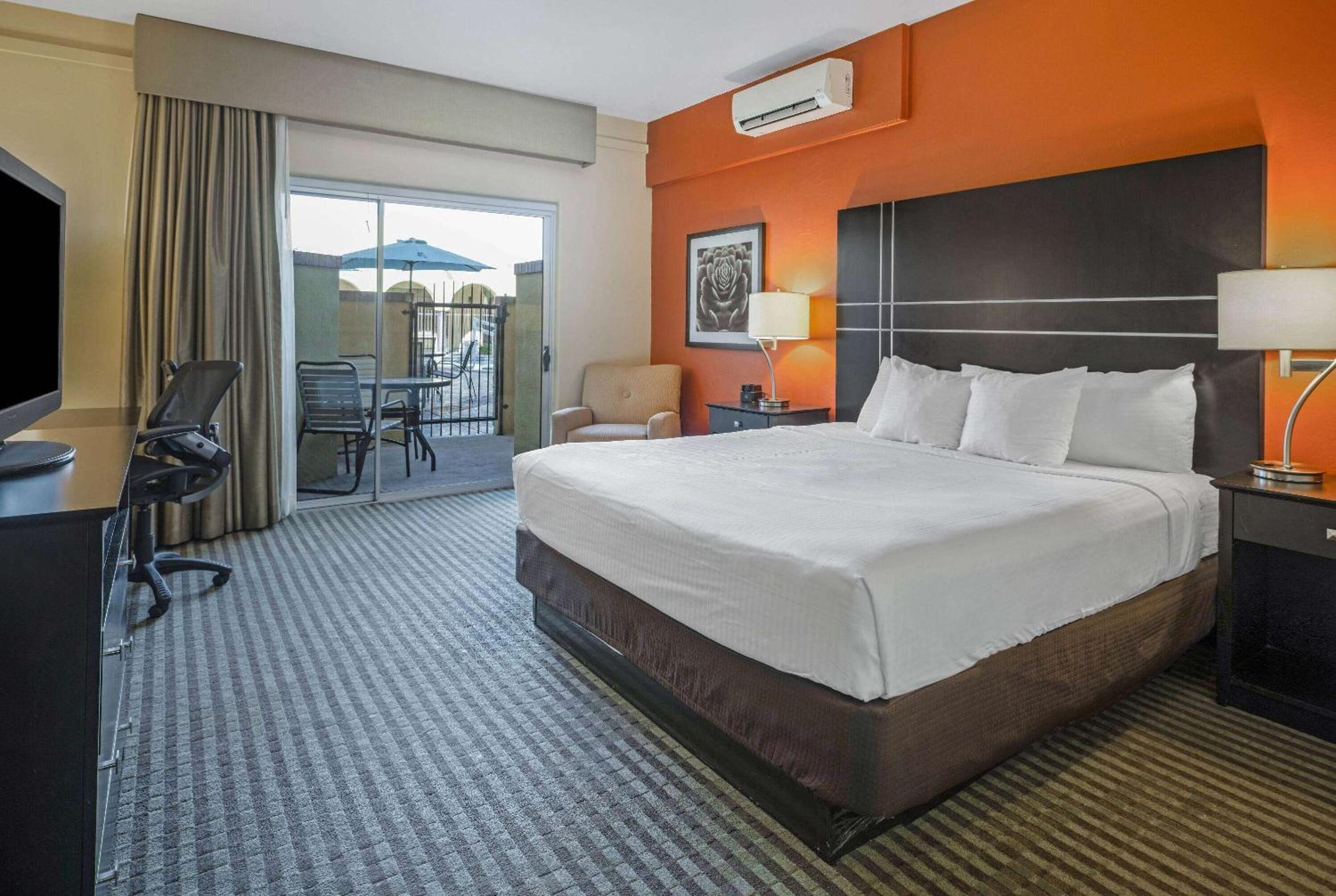King Room - Non-Smoking - Photo 4