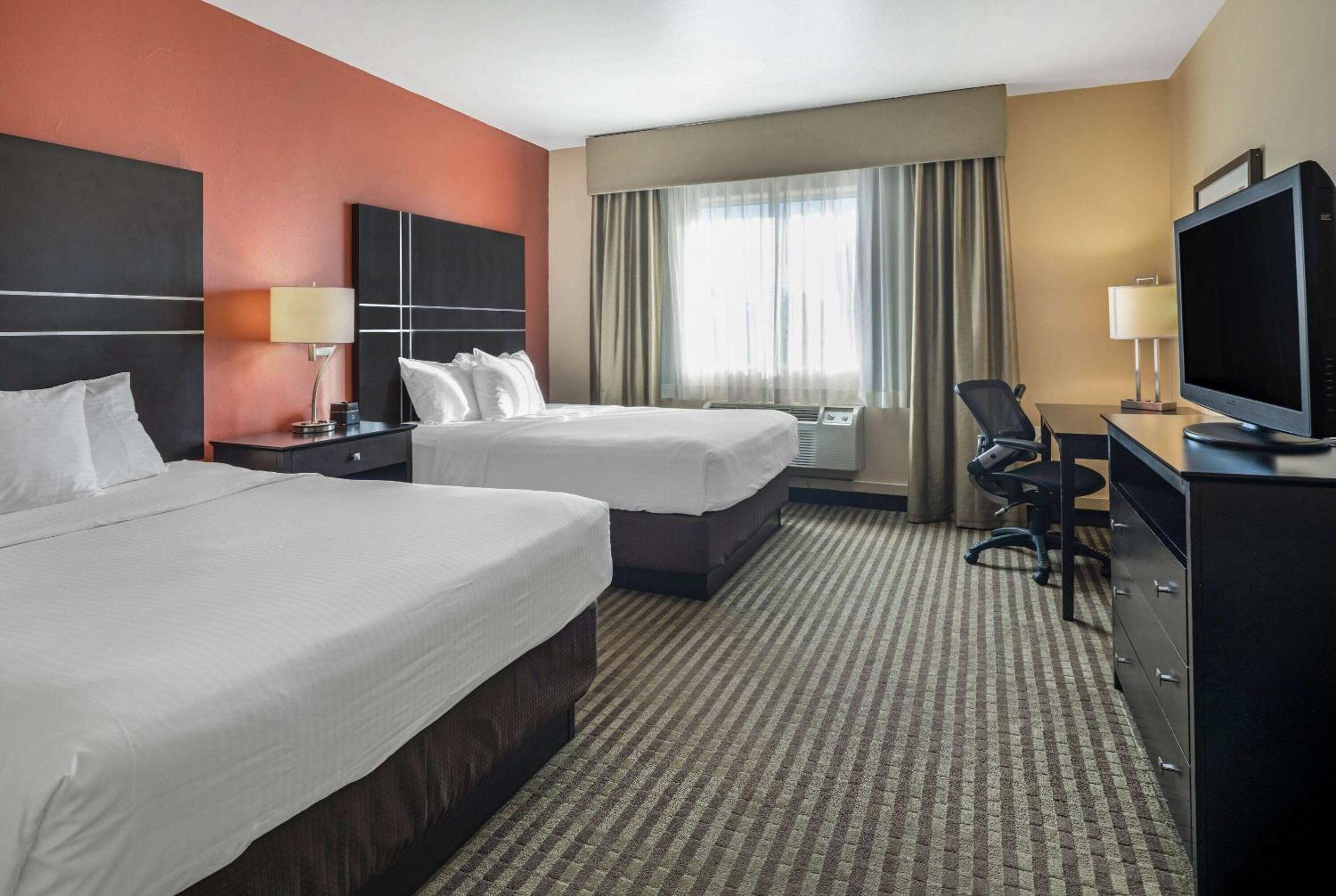Queen Room With Two Queen Beds - Non-Smoking - Photo 4