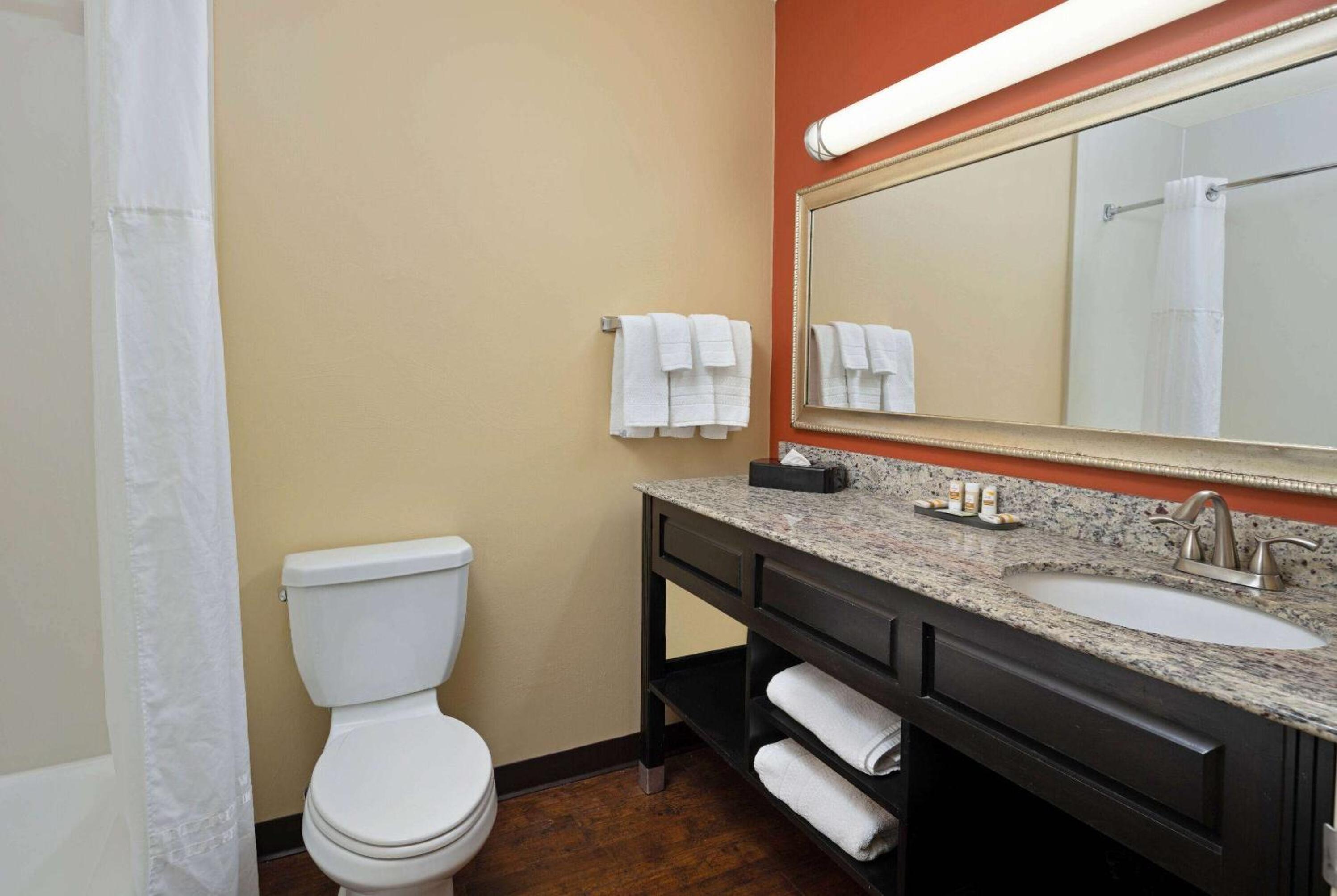 King Room - Non-Smoking - Photo 2