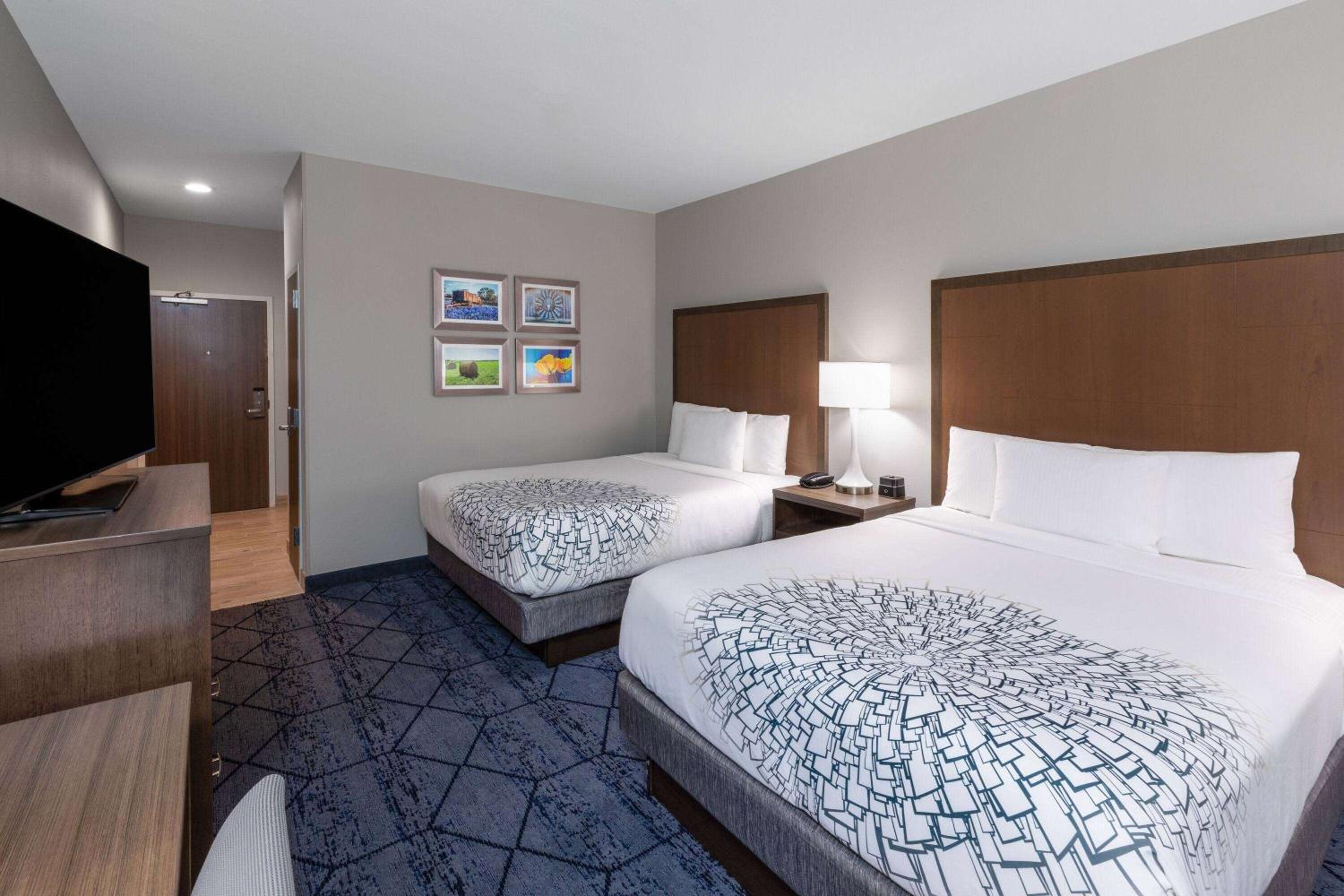 Queen Room with Two Queen Beds - Non-Smoking - Photo 3