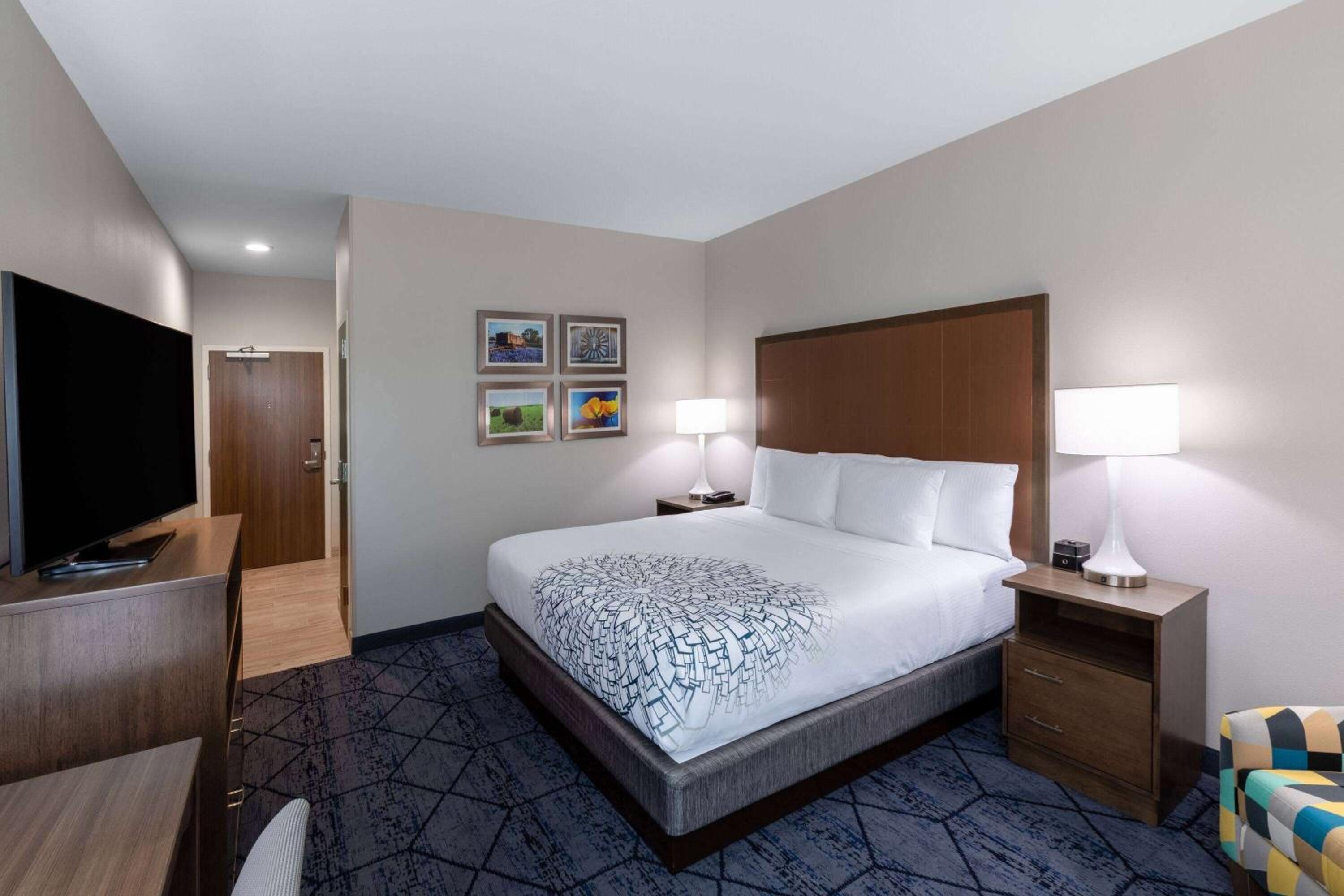 King Room - Non-Smoking - Photo 3