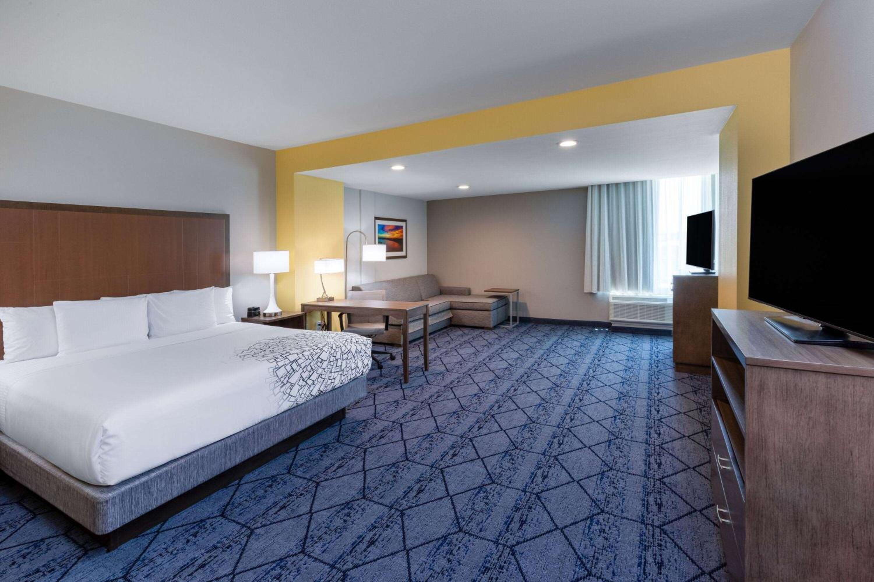 King Suite with Sofa Bed - Non-Smoking - Photo 1
