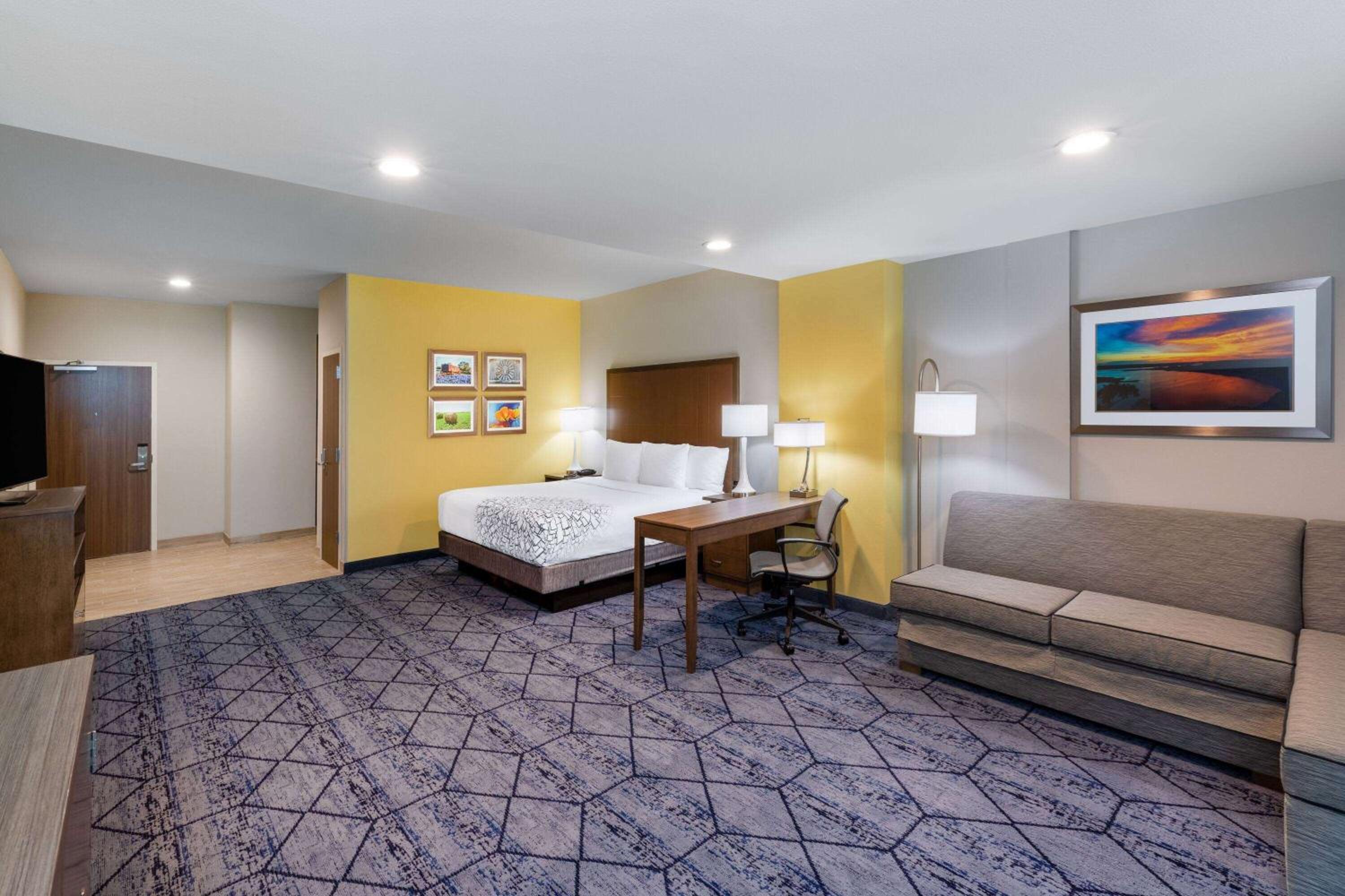 King Suite with Sofa Bed - Non-Smoking - Photo 3