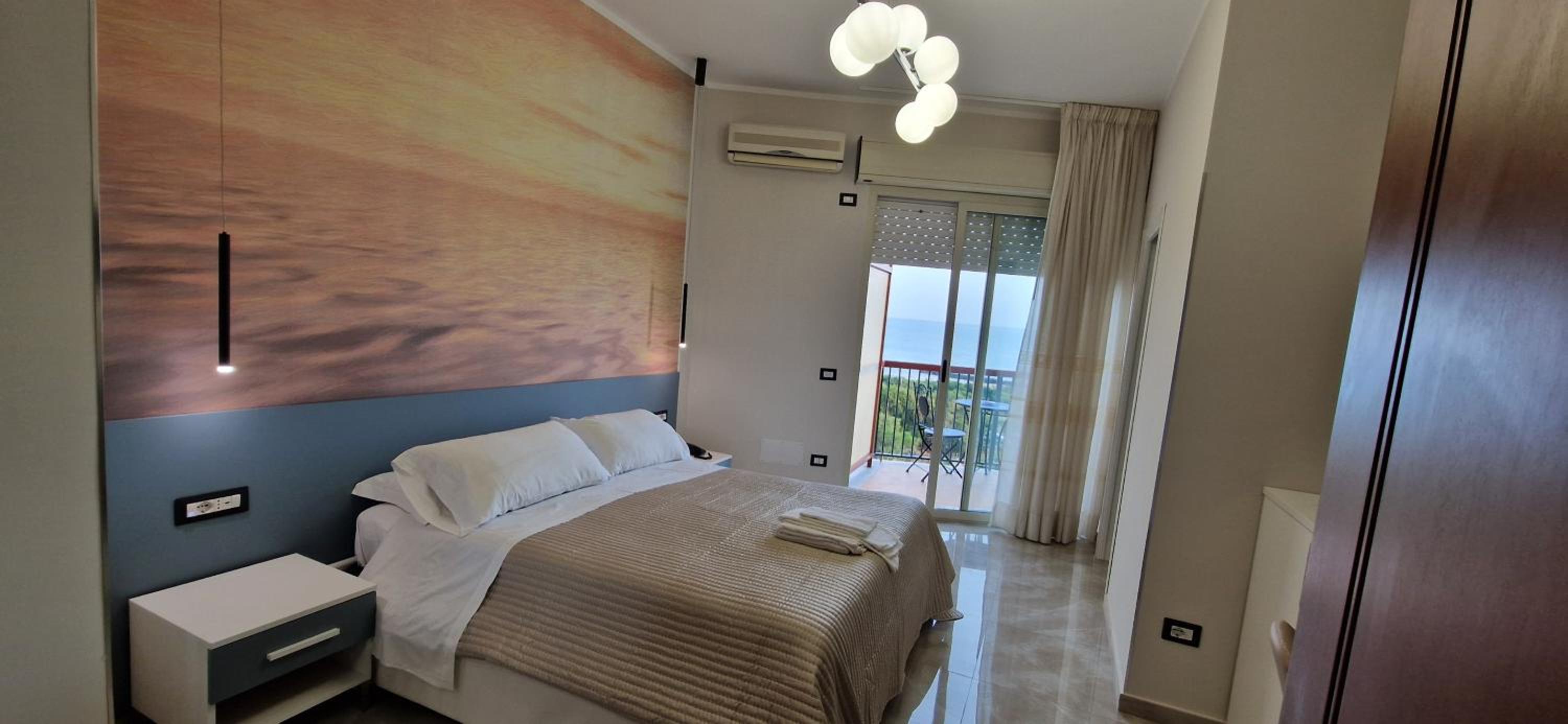 Double Room with Sea View - Photo 4