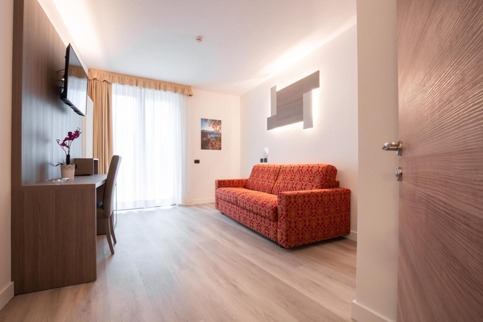 Deluxe King Suite photo 2