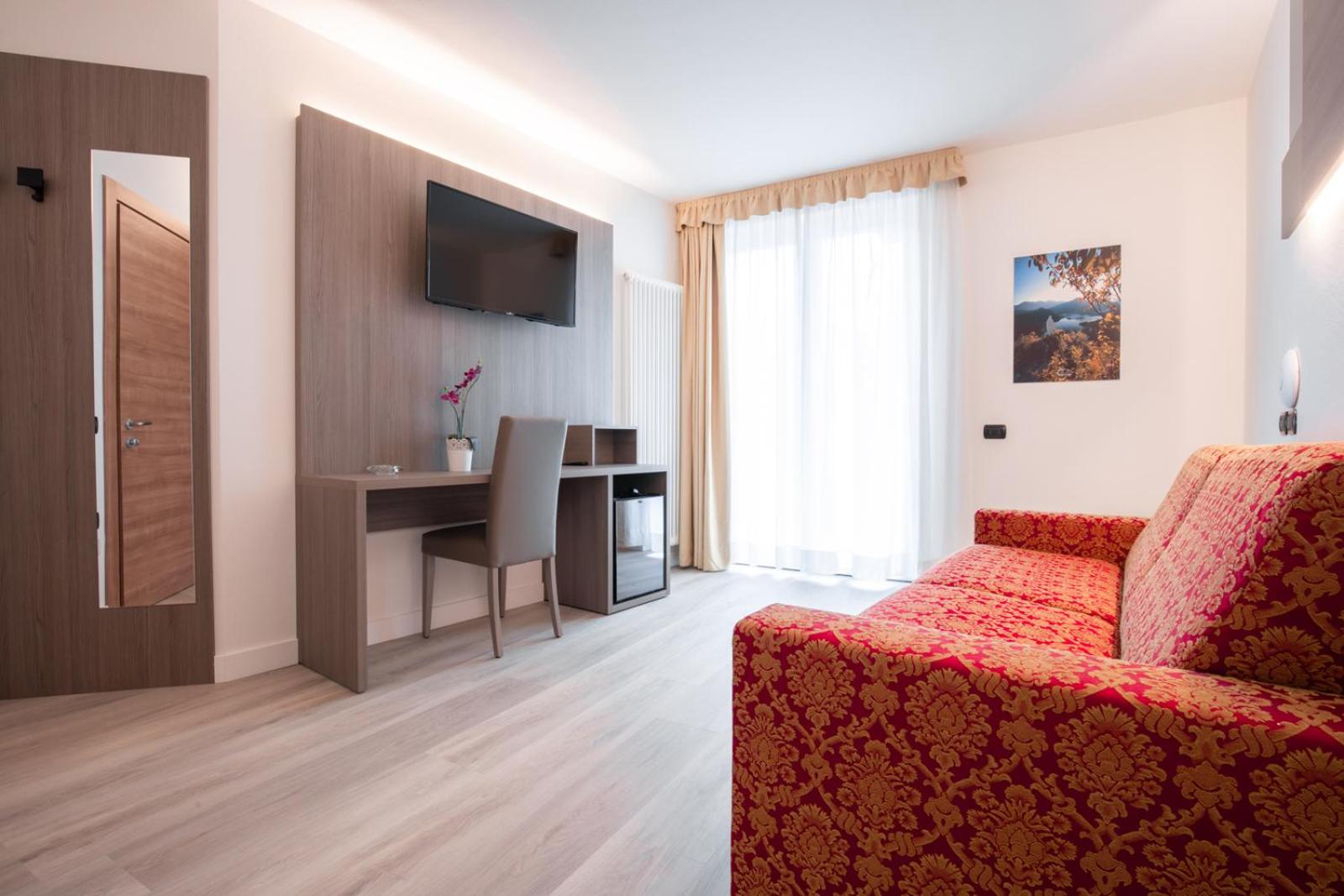 Deluxe King Suite photo 3