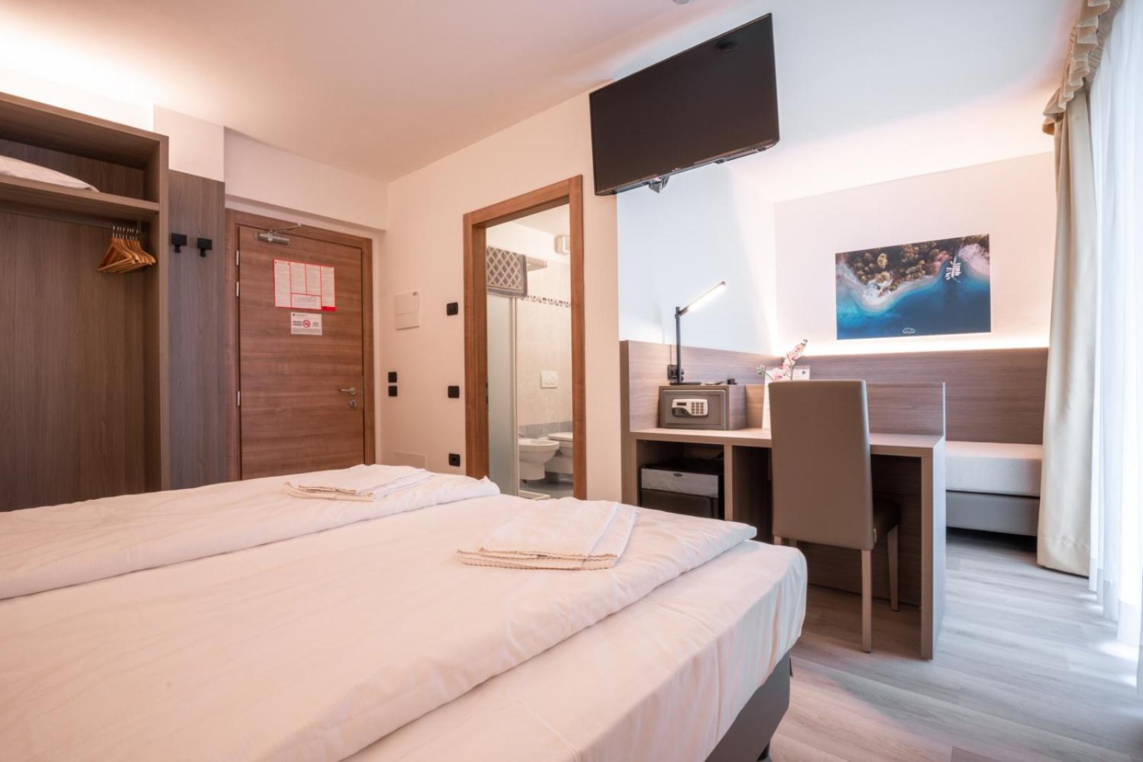 Deluxe King Room photo 2
