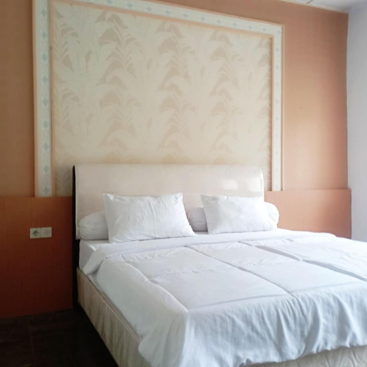 Basic Triple Room With Shared Bathroom photo 2