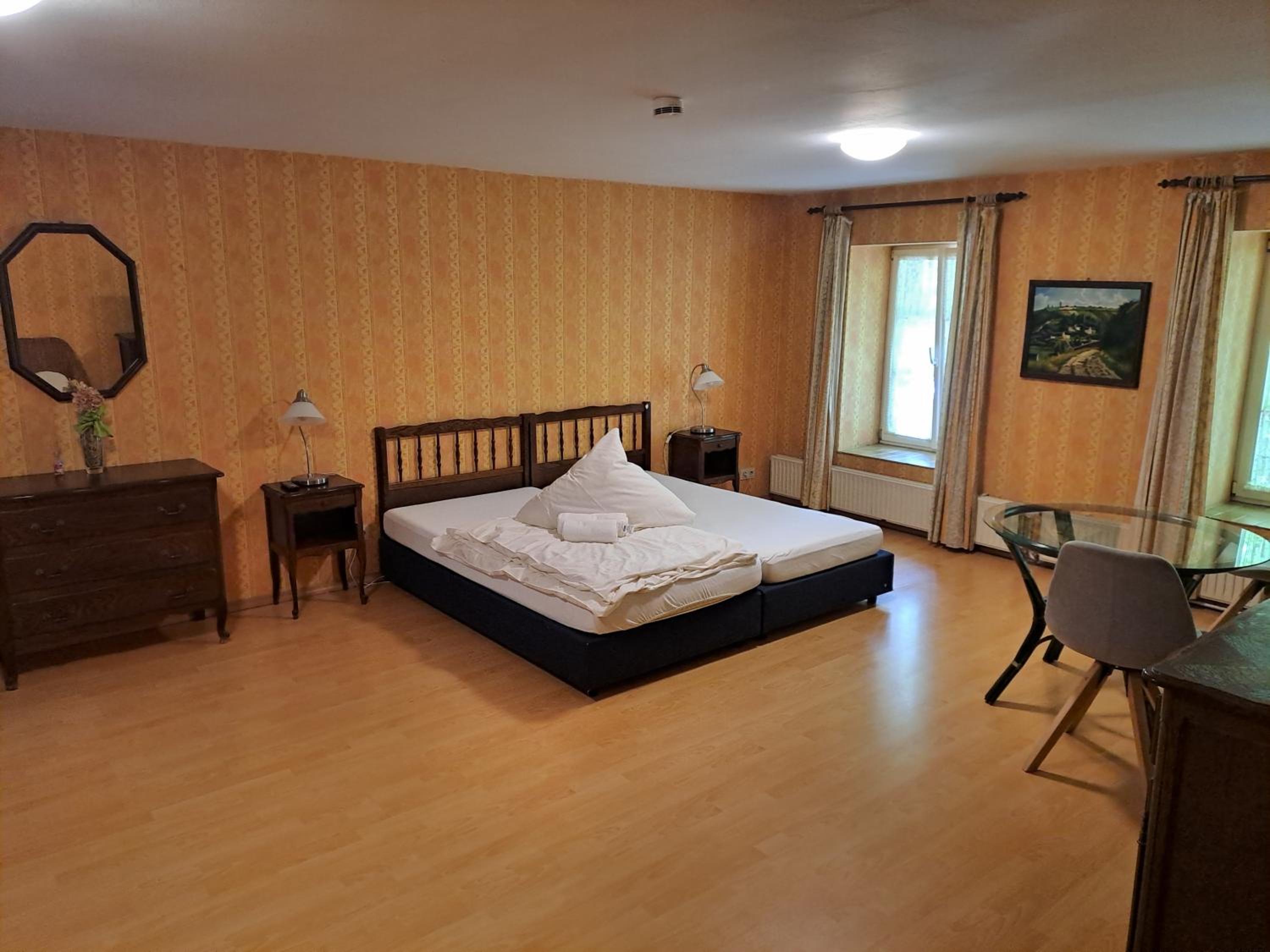Deluxe Double Room (2 Adults + 1 Child) photo 3