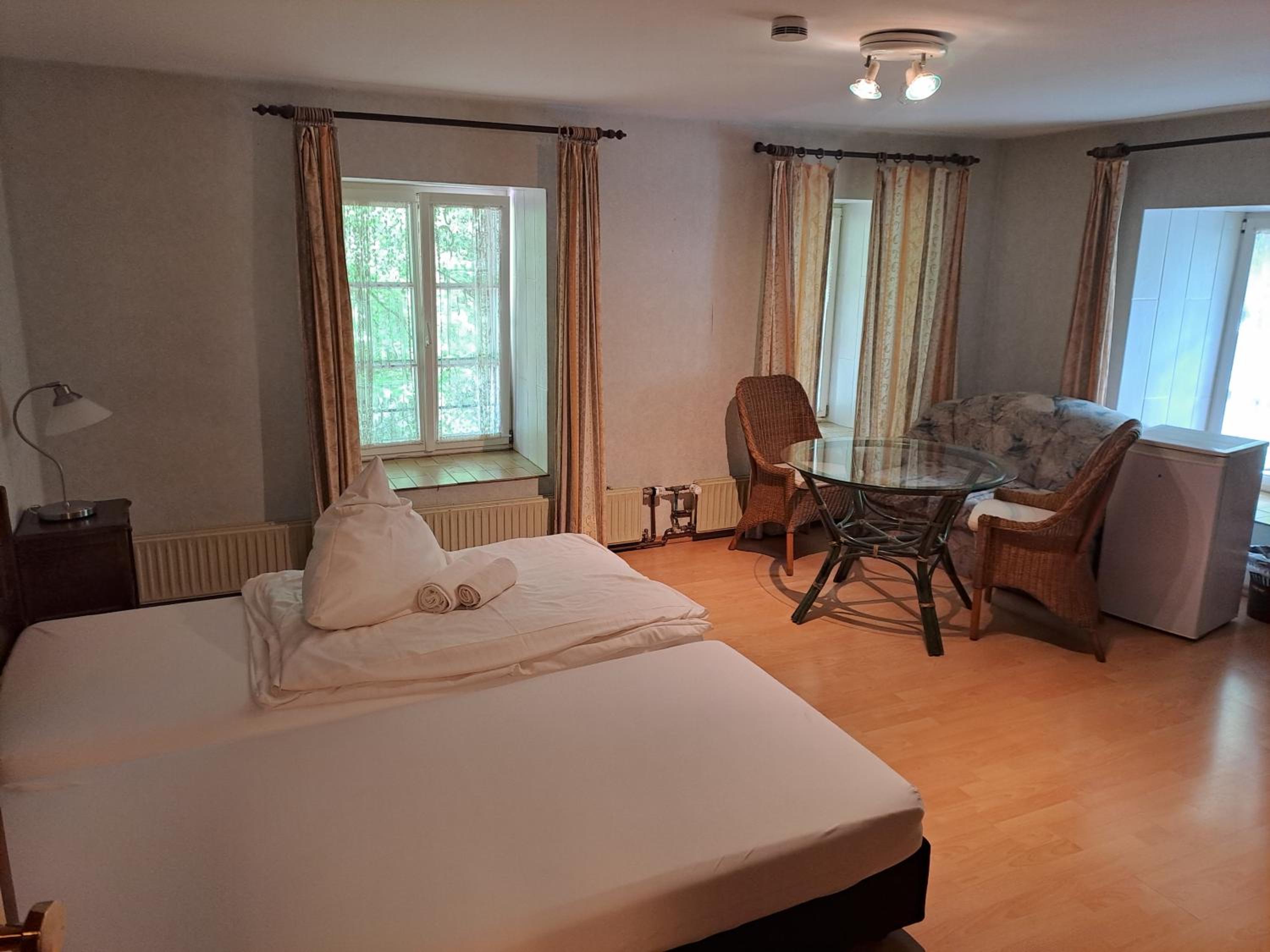 Deluxe Double Room (2 Adults + 1 Child)