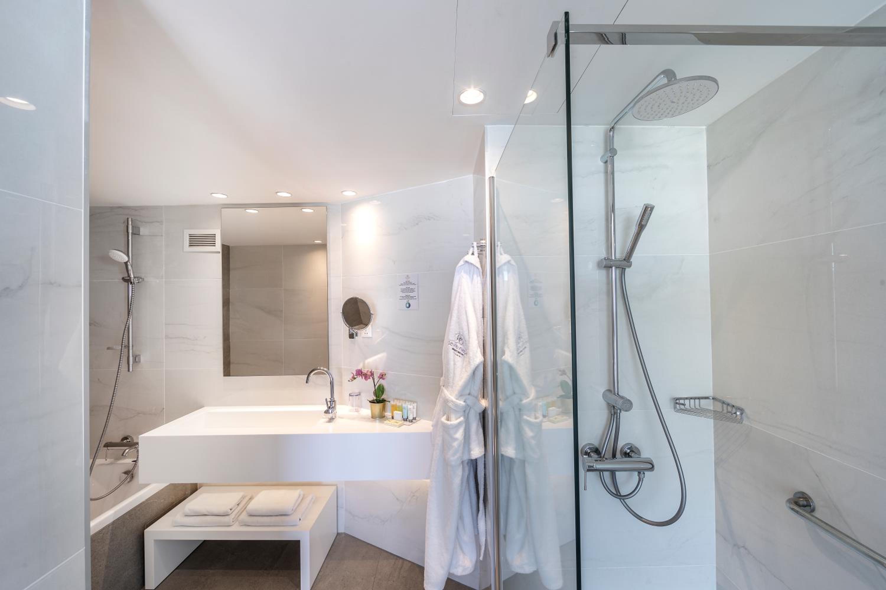 מלון פאבלו נאפה ביץ' איה נאפה — Junior Suite with Sea View