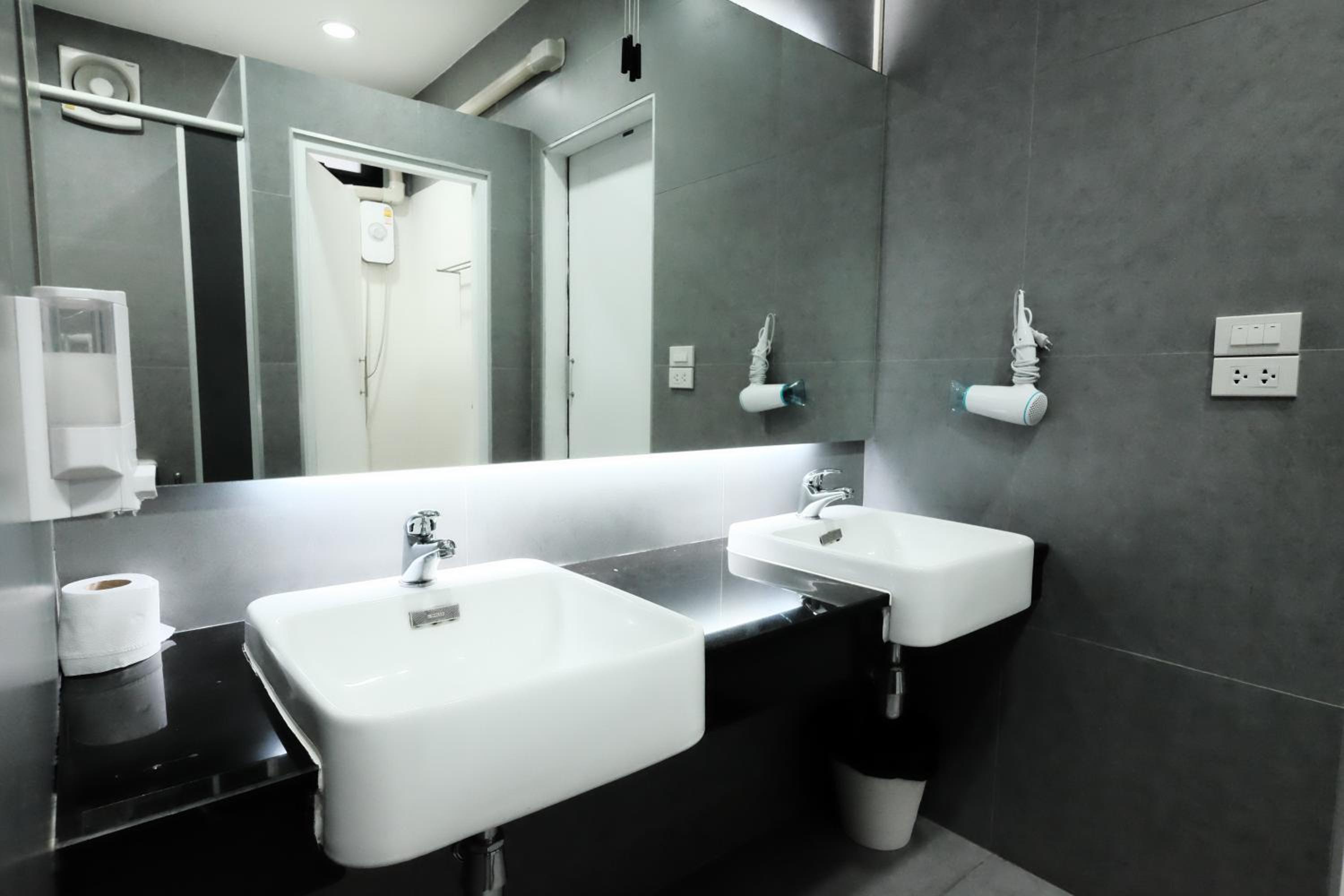 Family Room with Private Bathroom photo 2