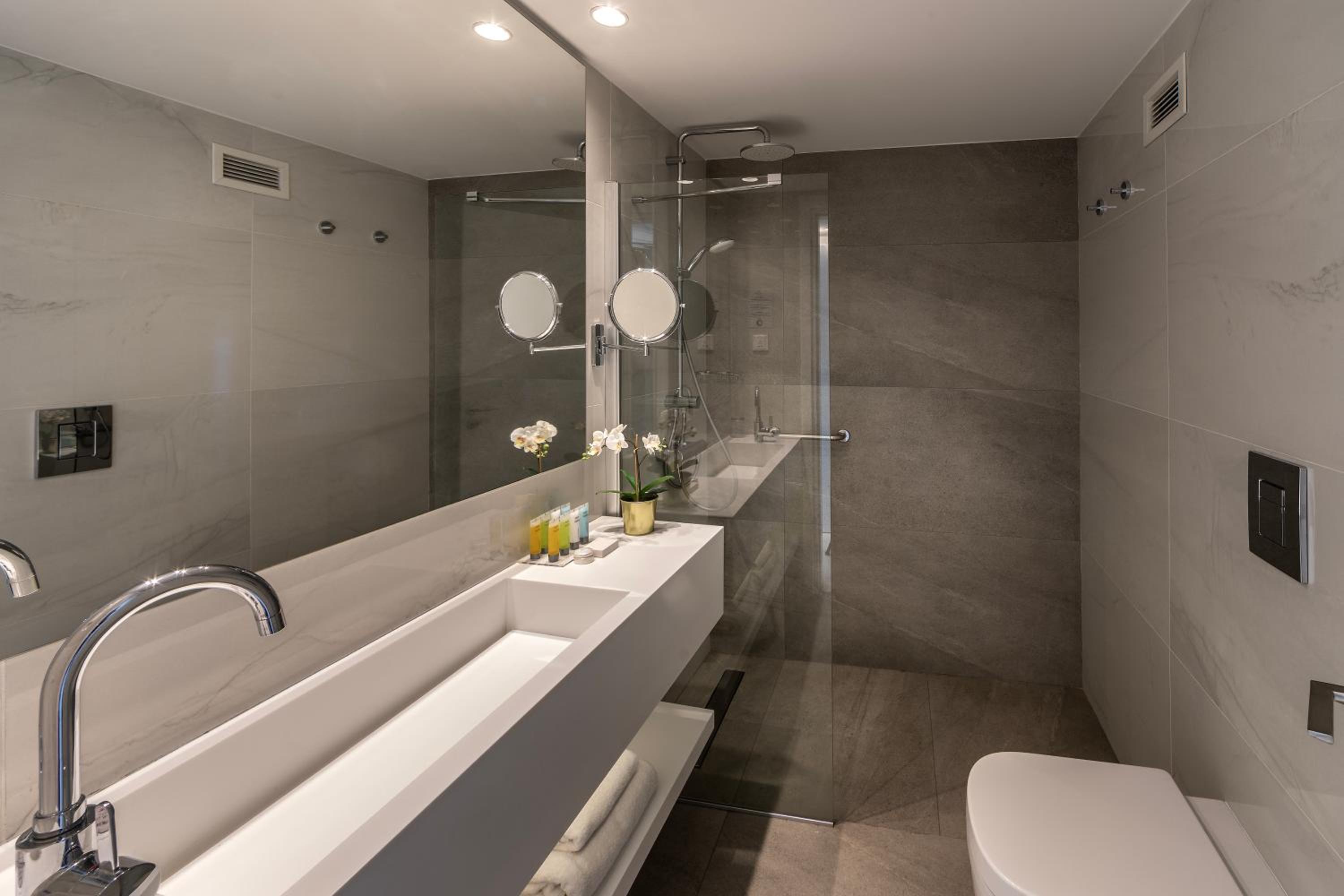 Double or Twin Room with Inland View - Photo 9