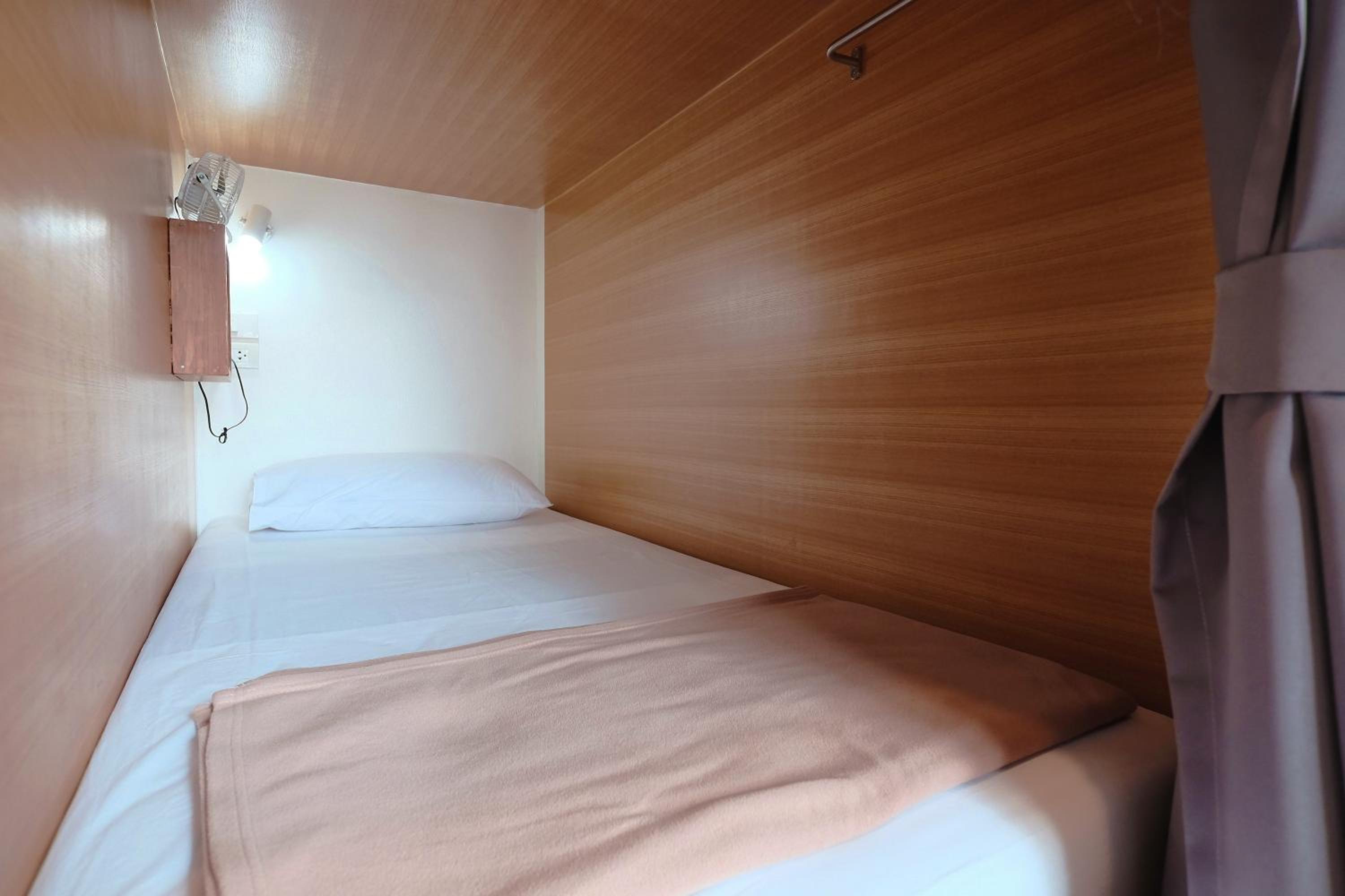 8-Bed Mixed Dormitory Room photo 3