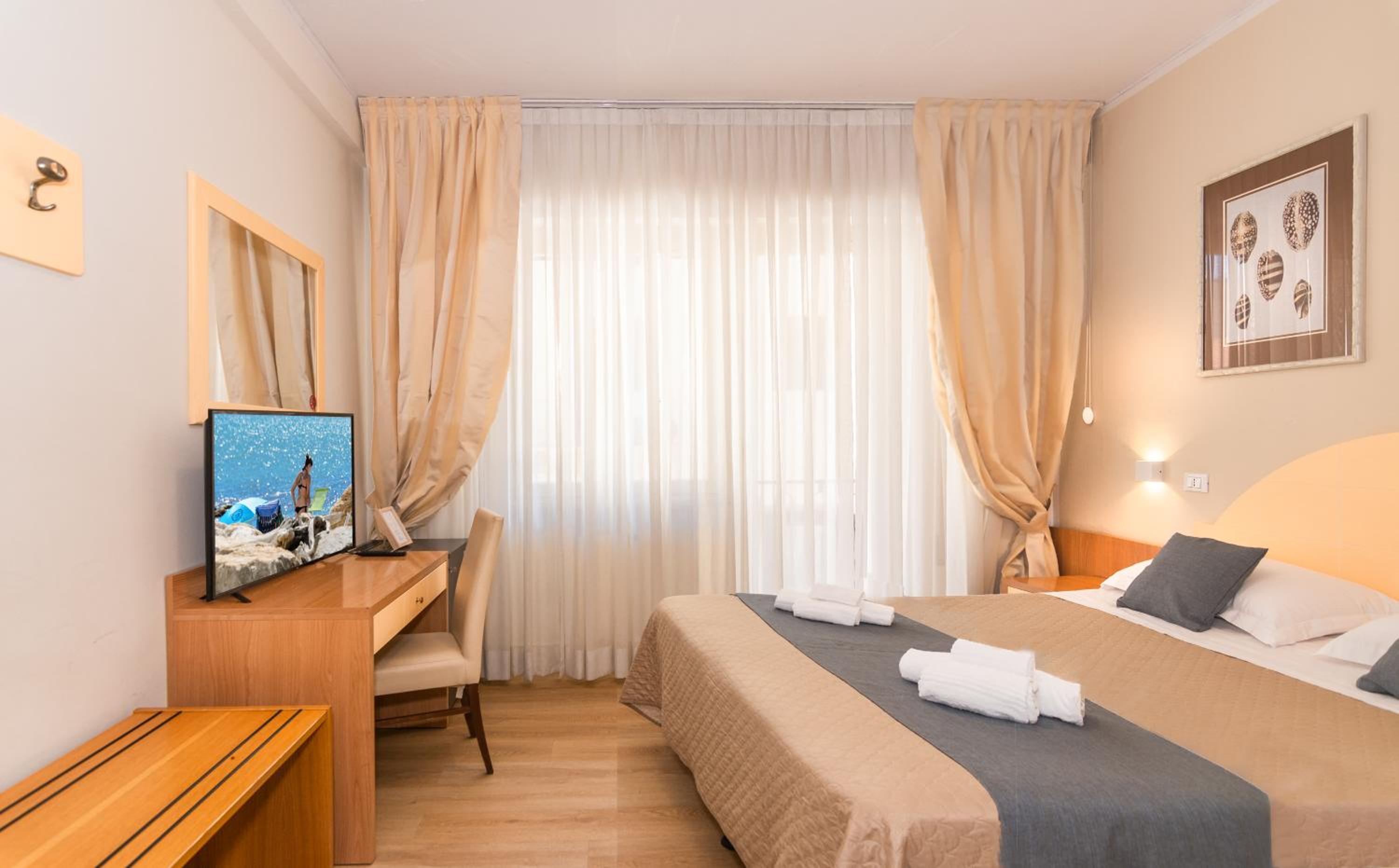 Double Room with Balcony - Photo 3