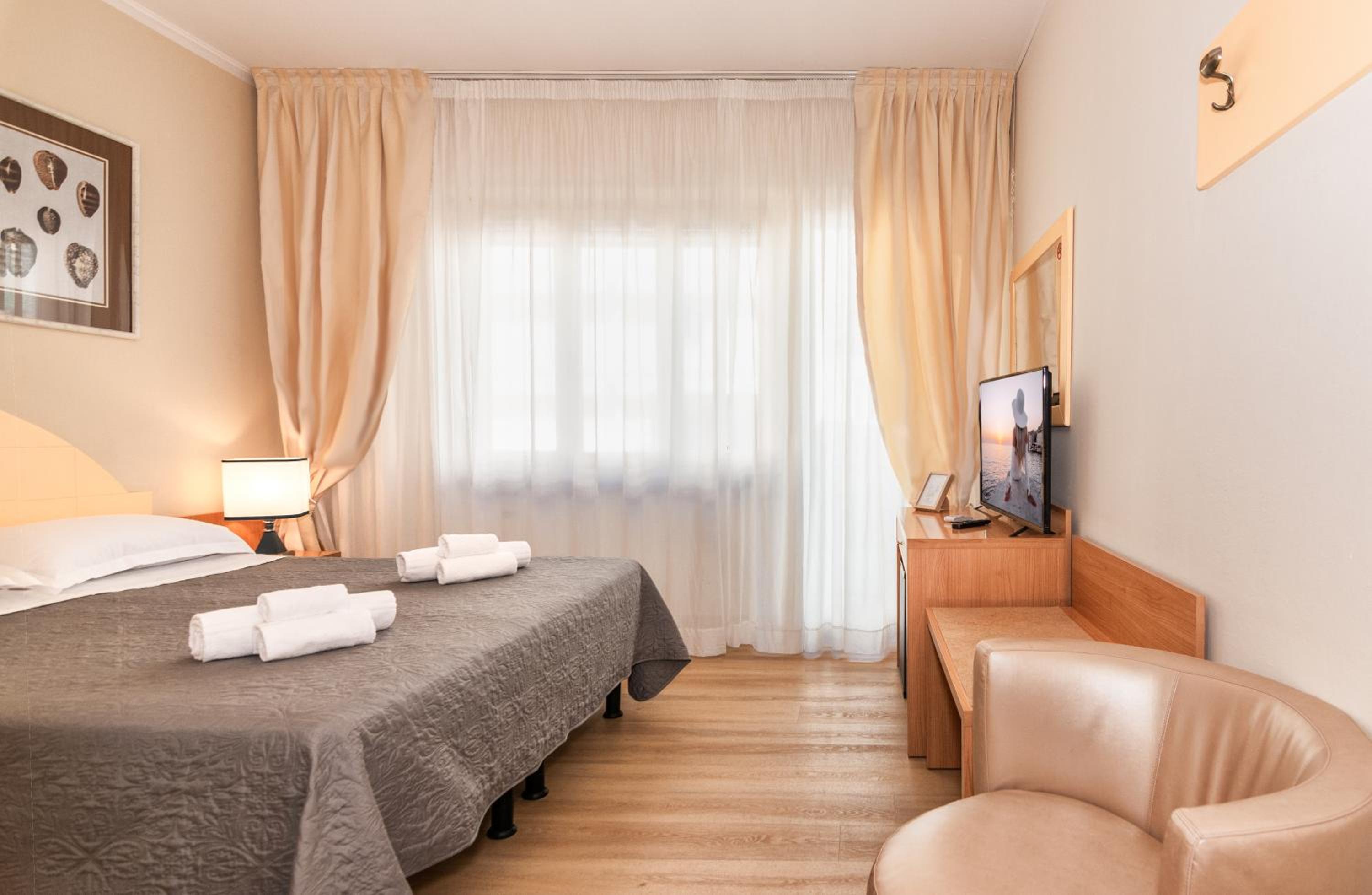 Double Room with Balcony - Photo 4