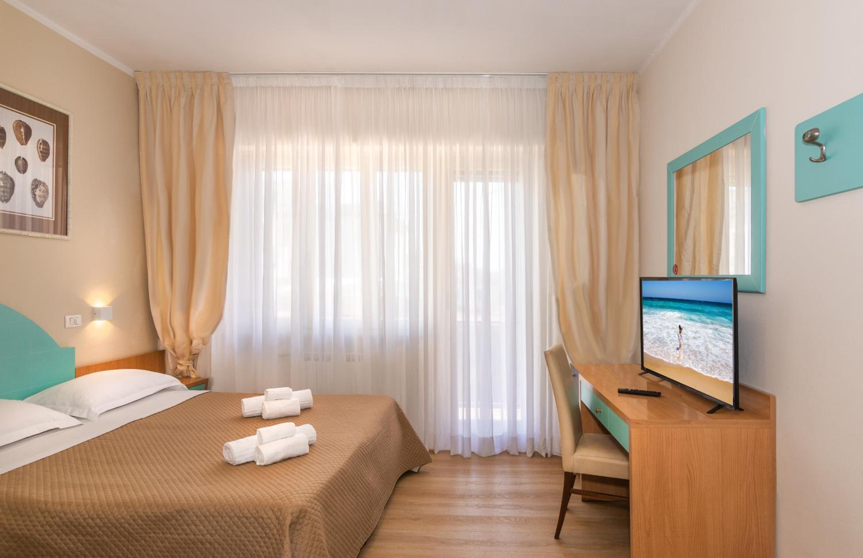 Double Room with Balcony - Photo 5