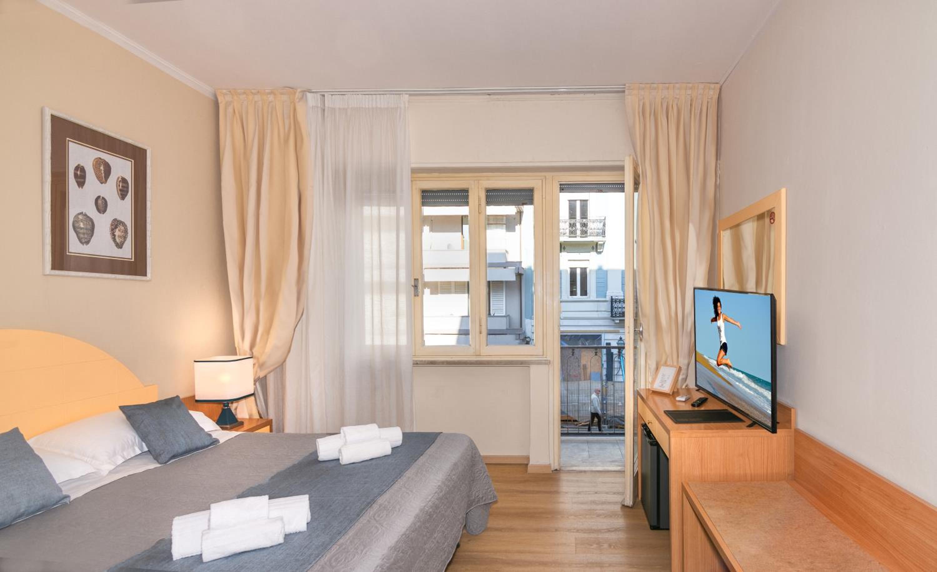 Double Room with Balcony - Photo 1
