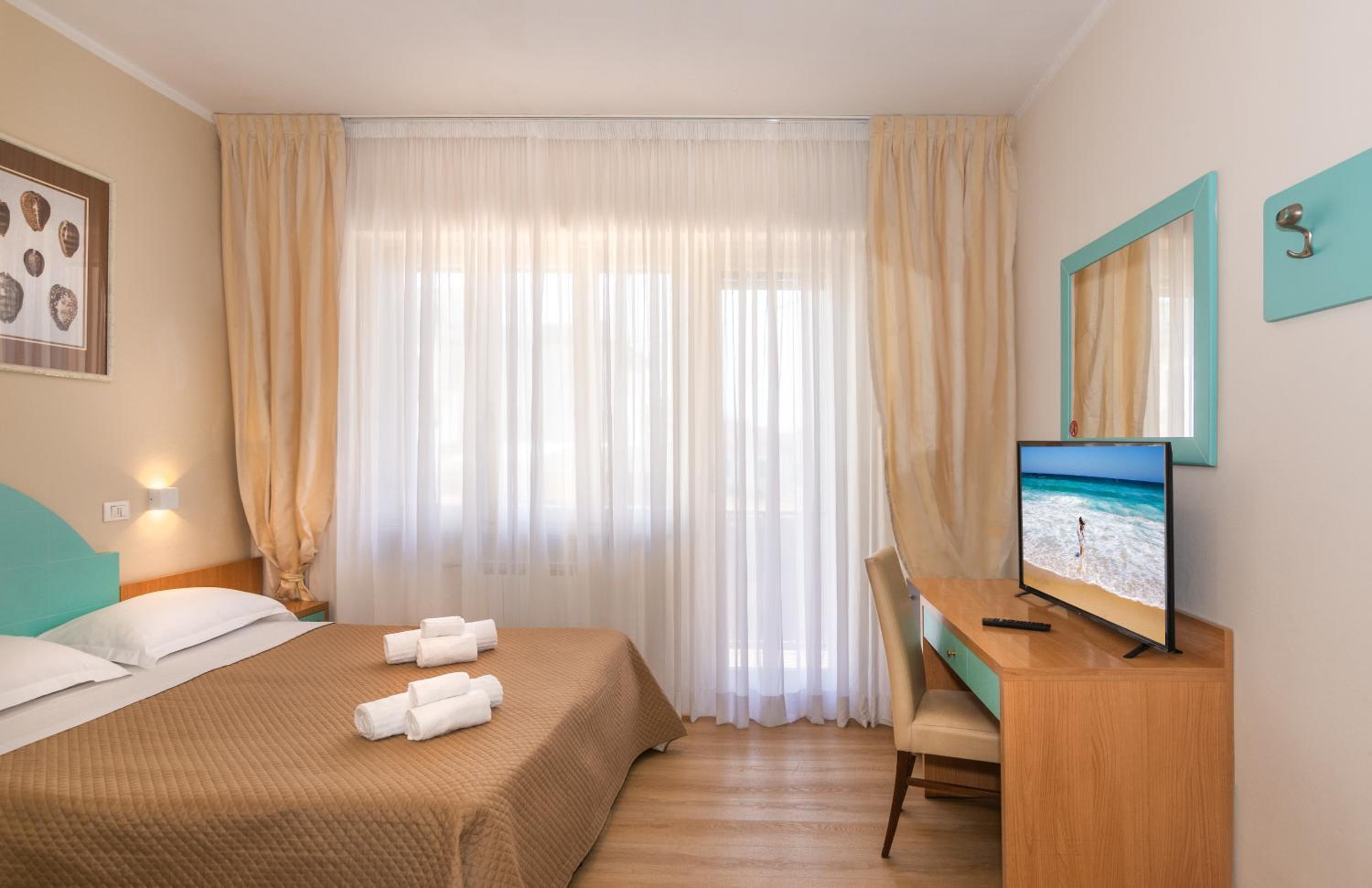 Double Room with Balcony - Photo 8