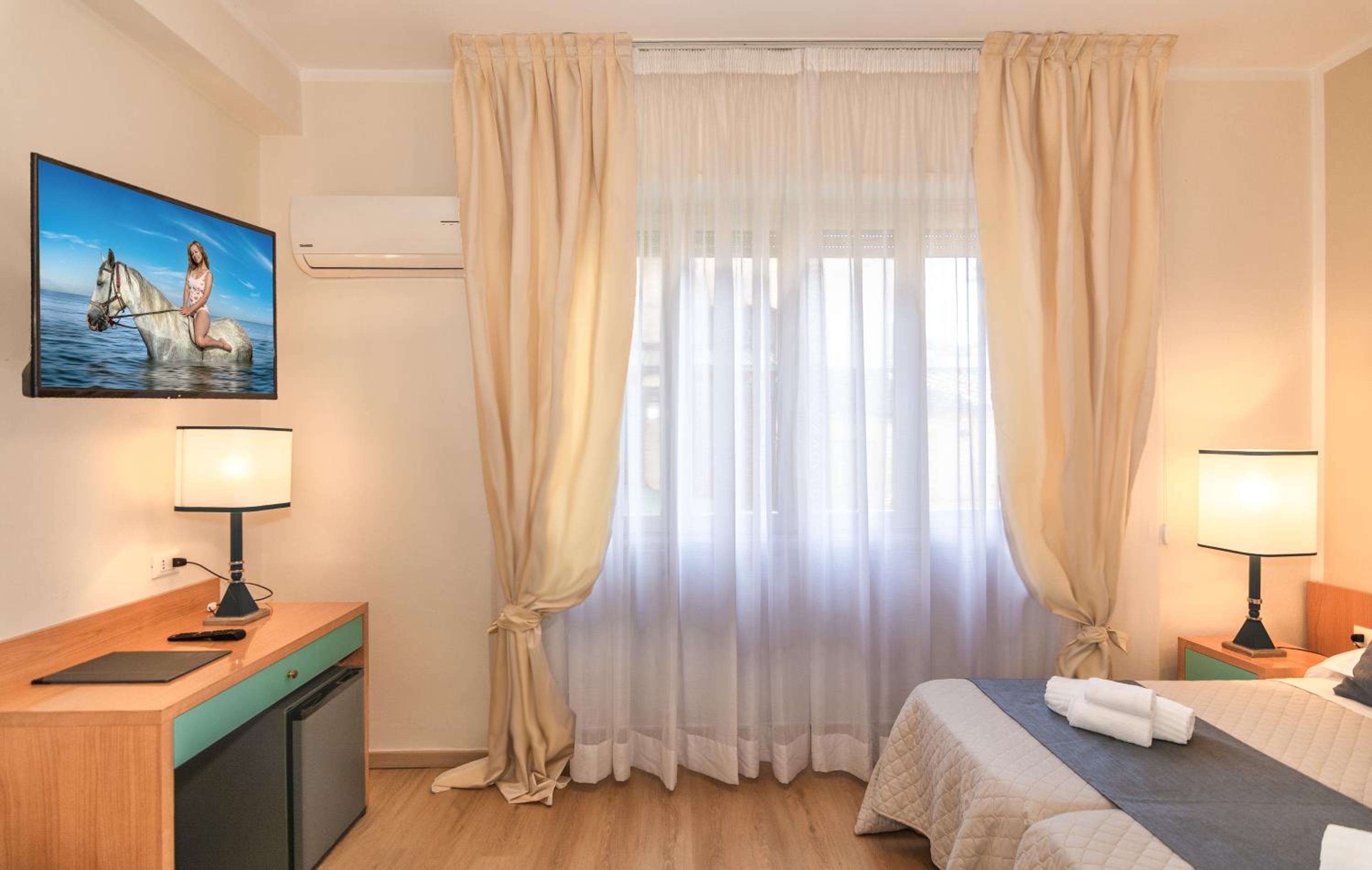 Standard Double Room - Photo 2