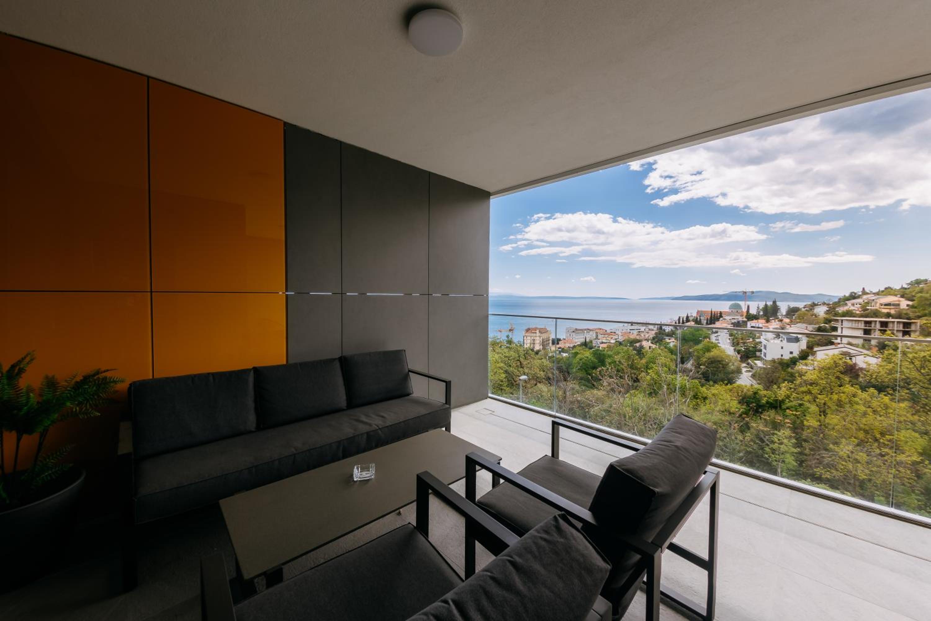 Three-Bedroom Apartment with Sea View photo 2