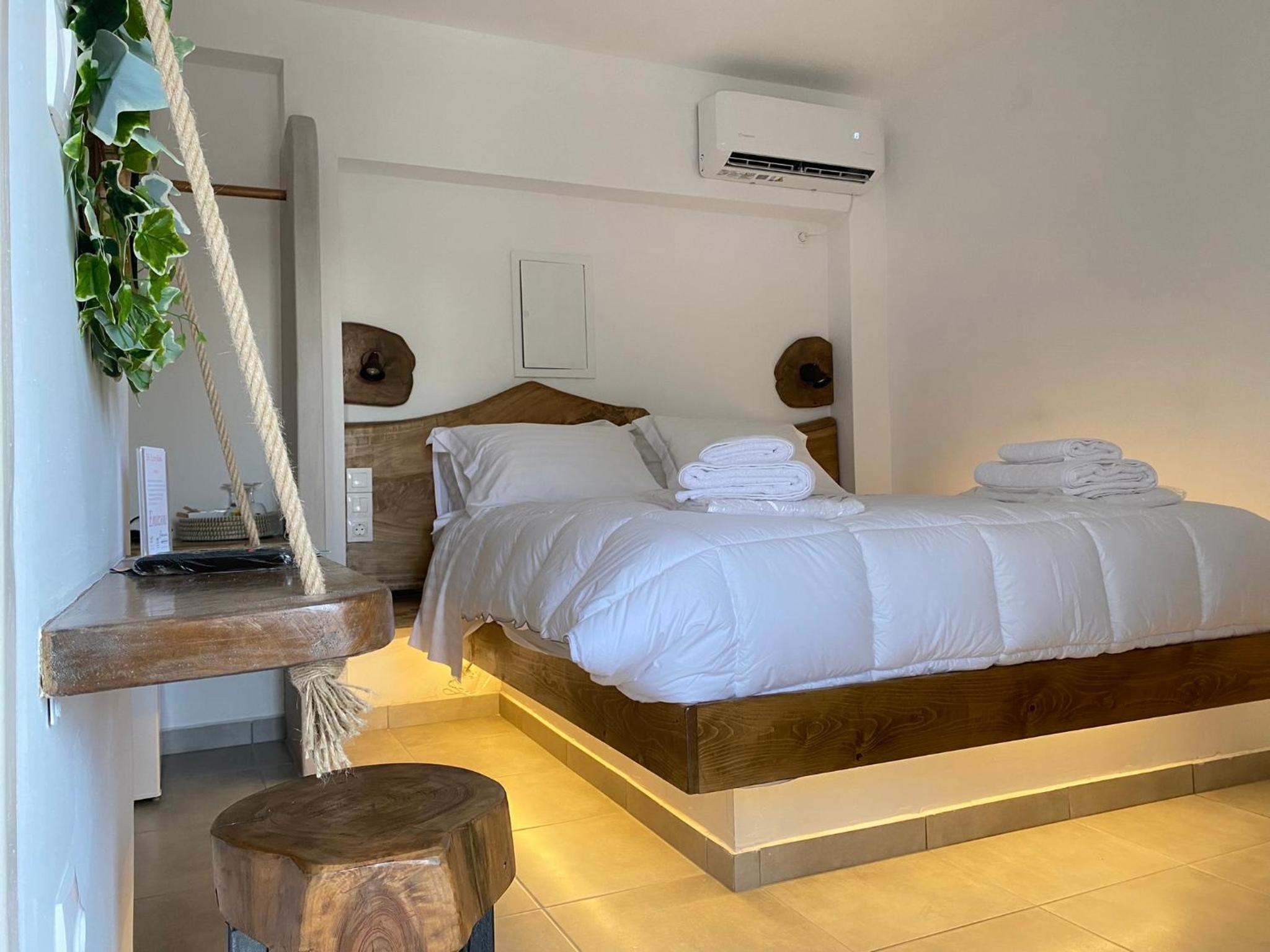 Standard Queen Room with Two Queen Beds photo 3
