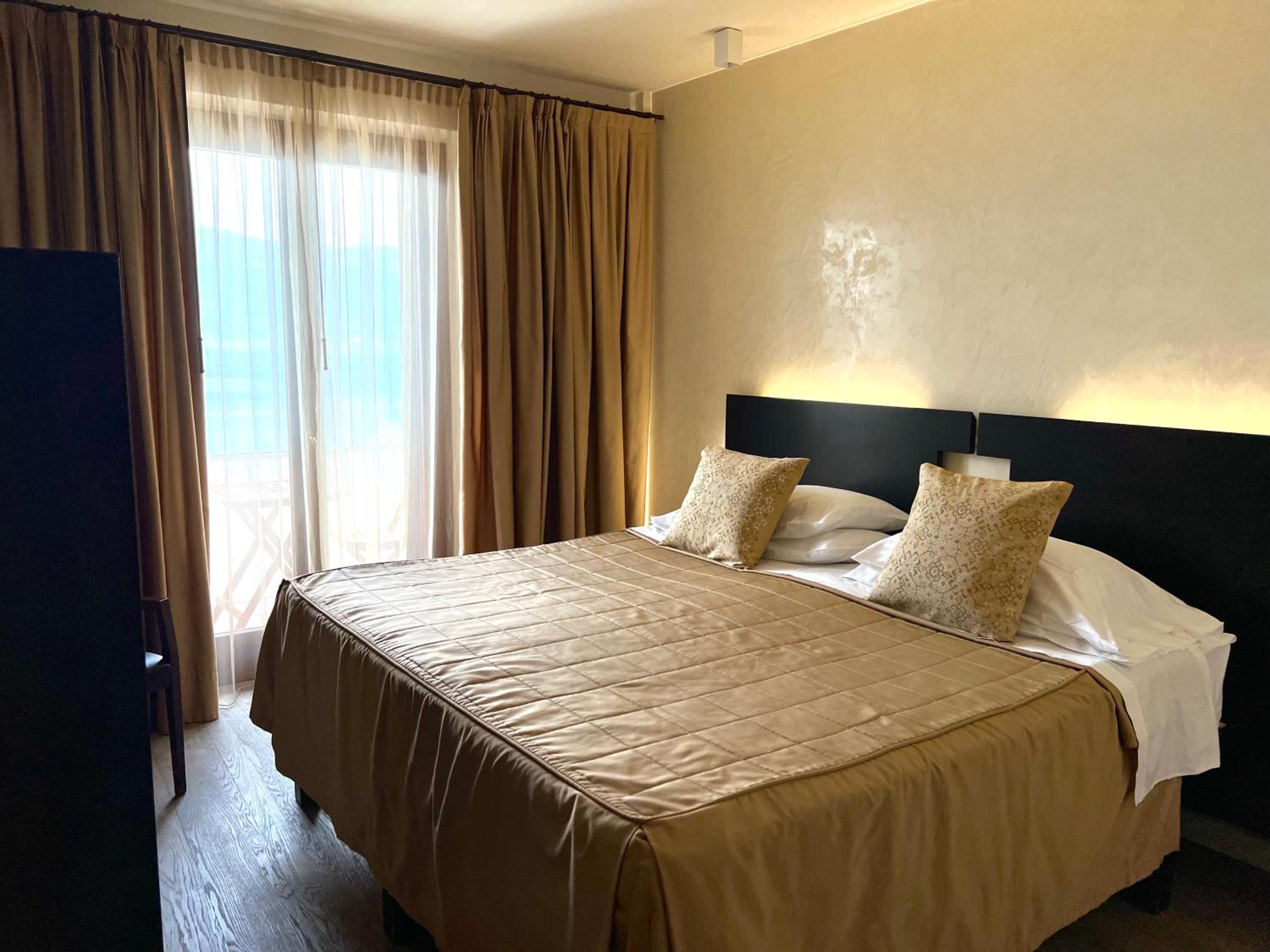 Deluxe Double Room with Balcony and Lake View