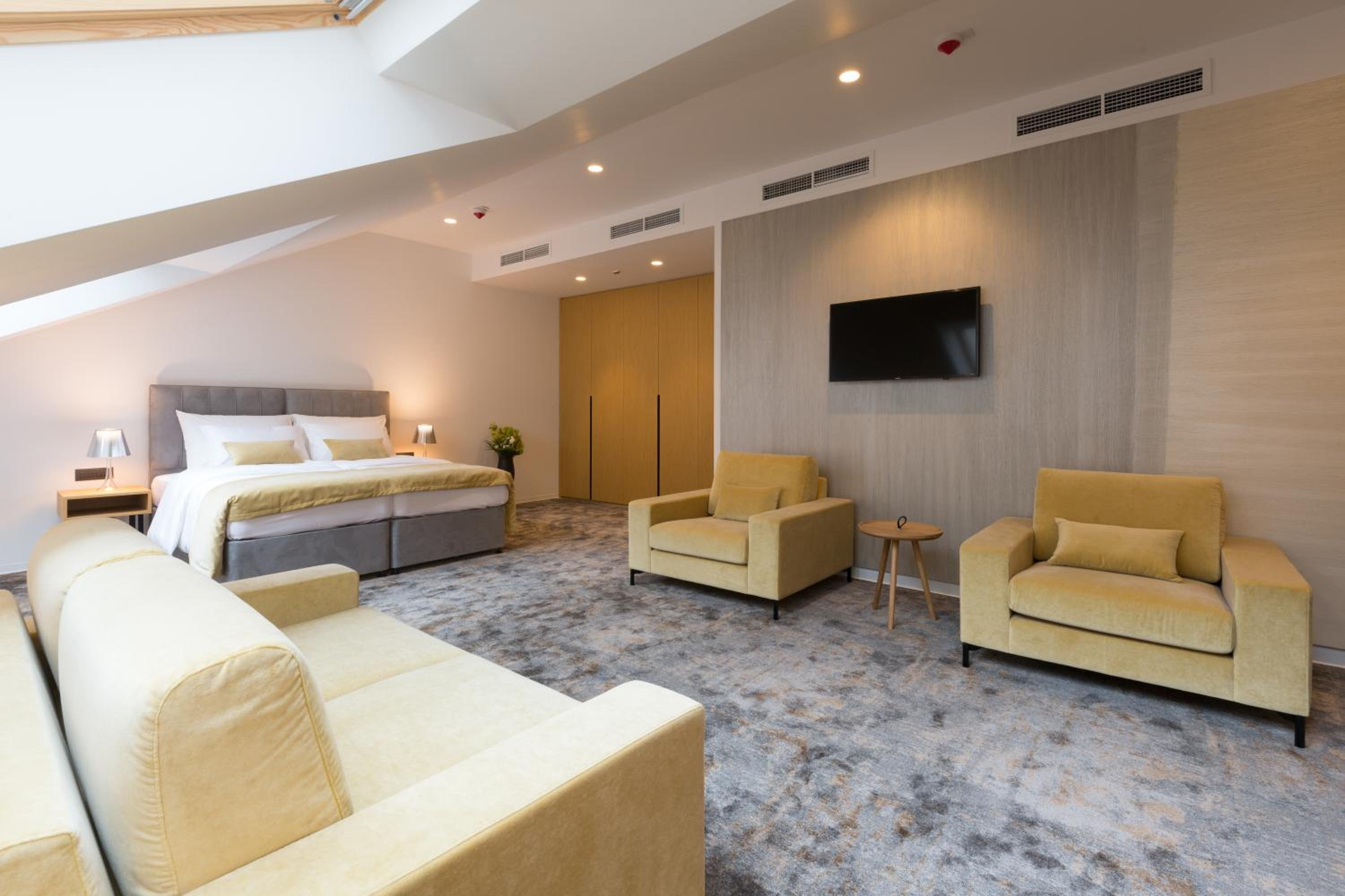  Suite - Photo 3