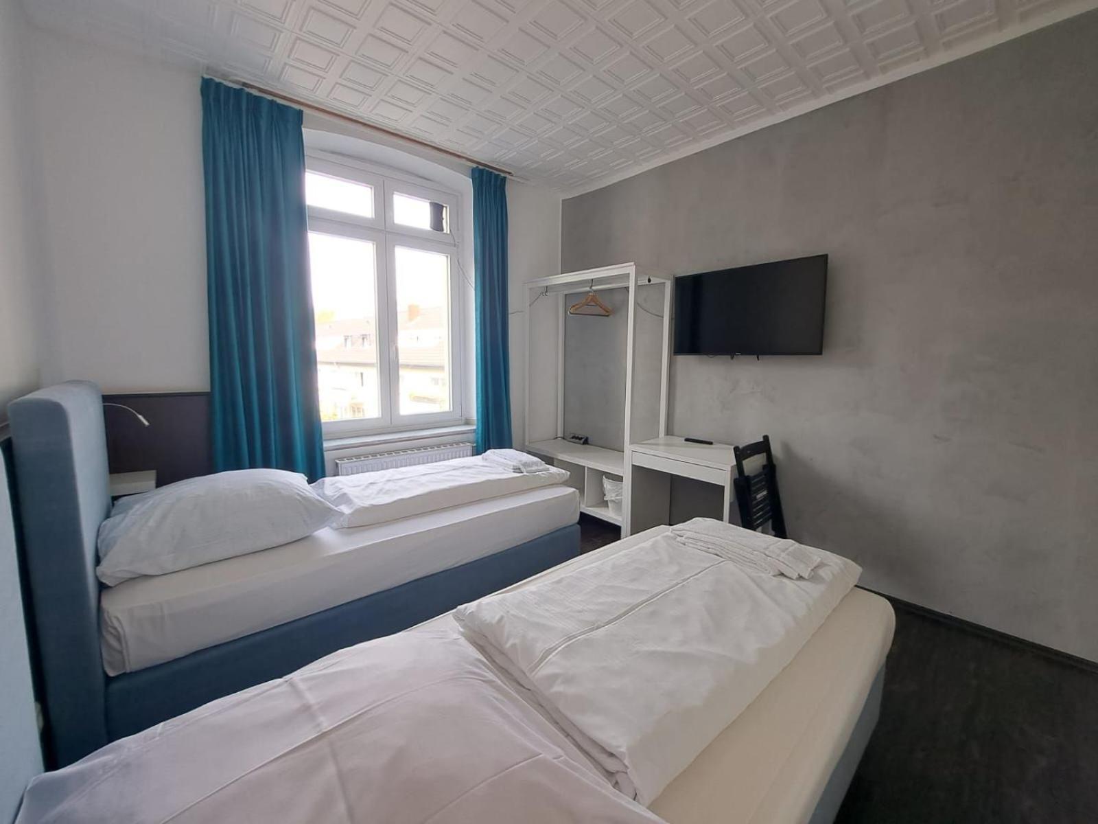 Twin Room - Photo 9