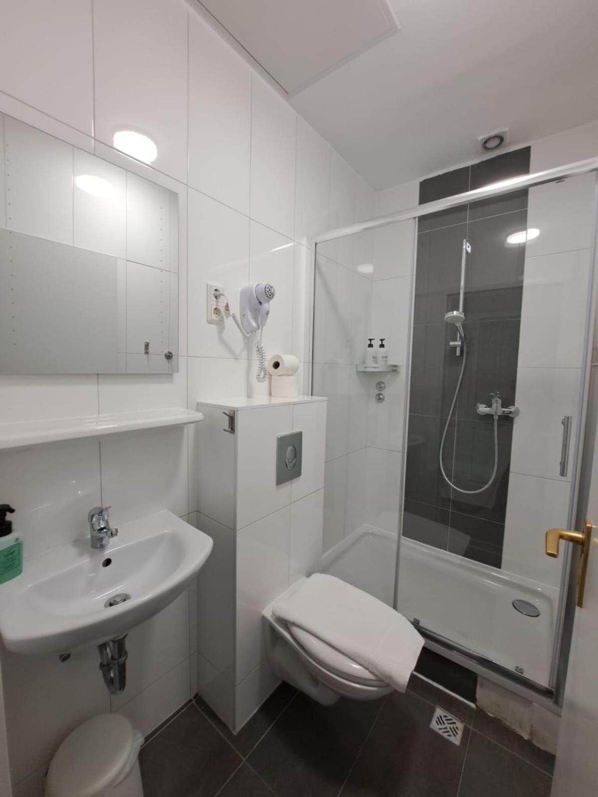 Twin Room - Photo 8