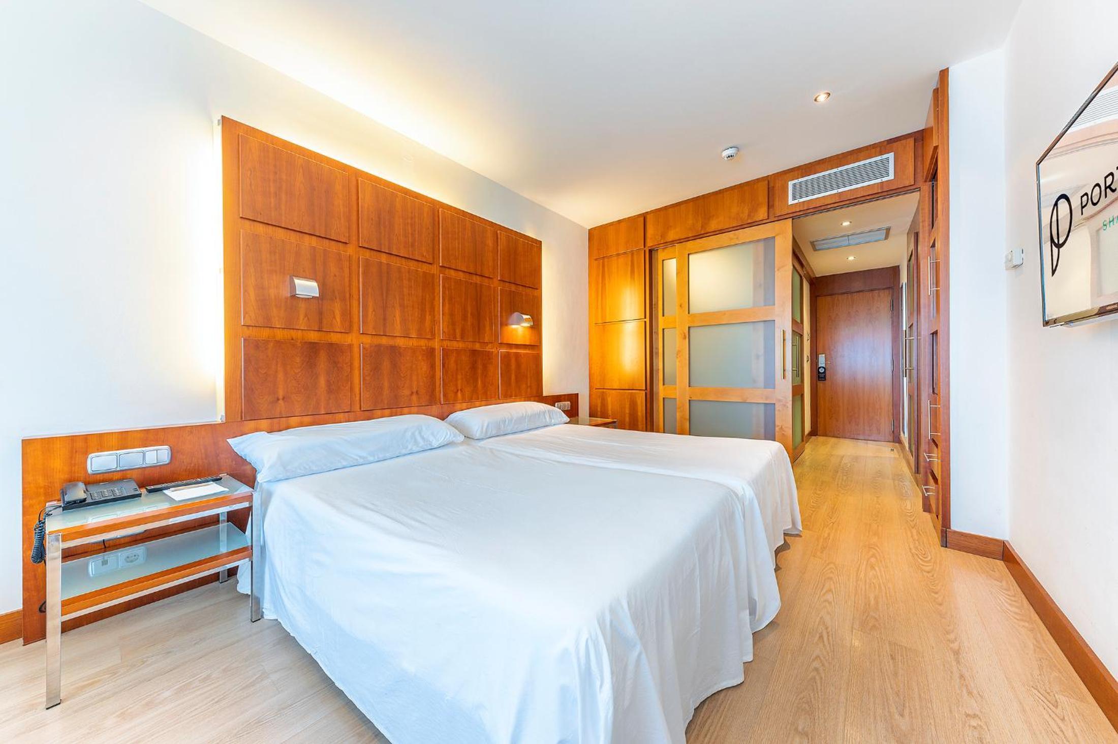 Habitación Doble con Traslado al Aeropuerto (2 Adultos)