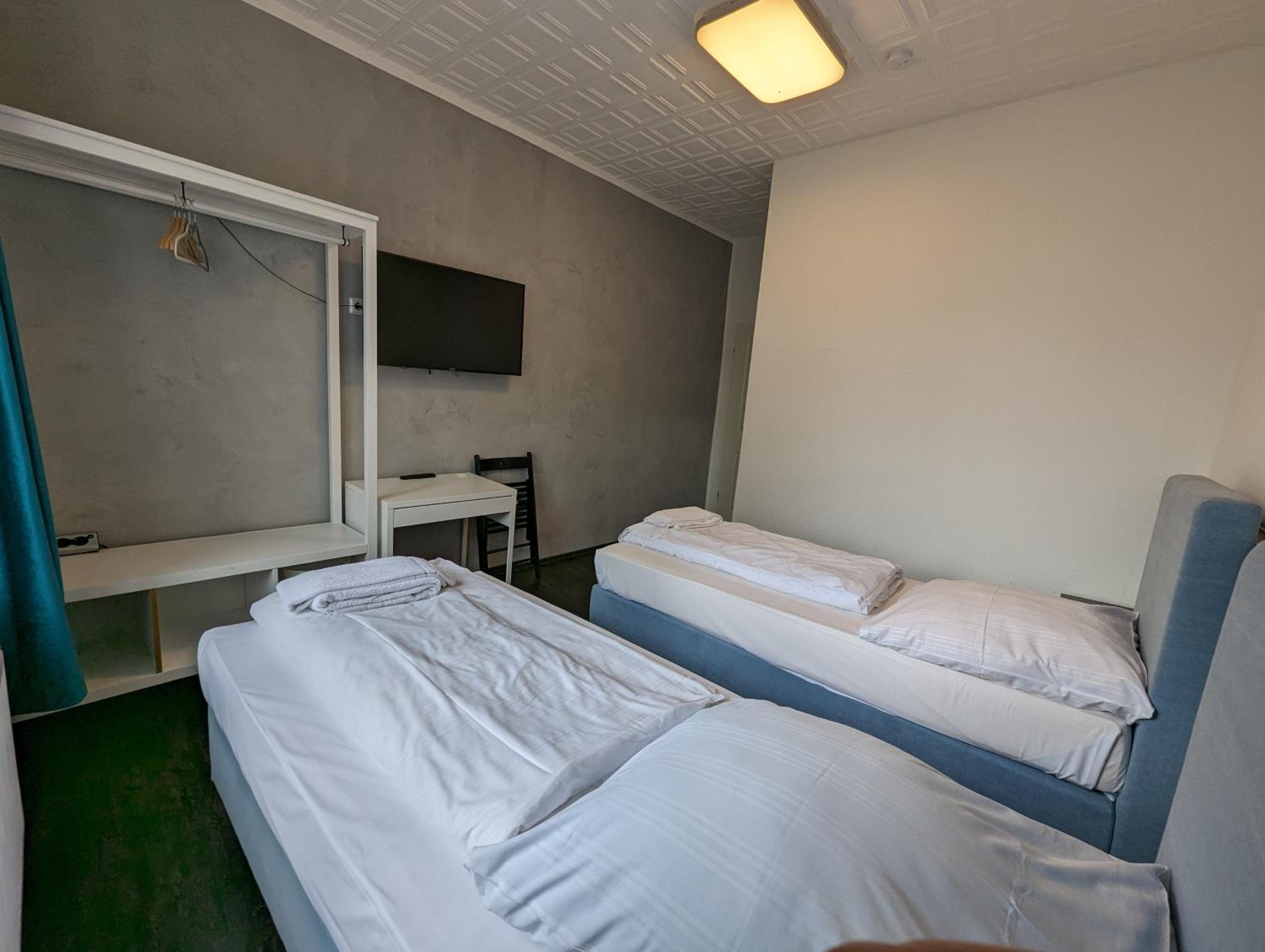 Twin Room - Photo 6