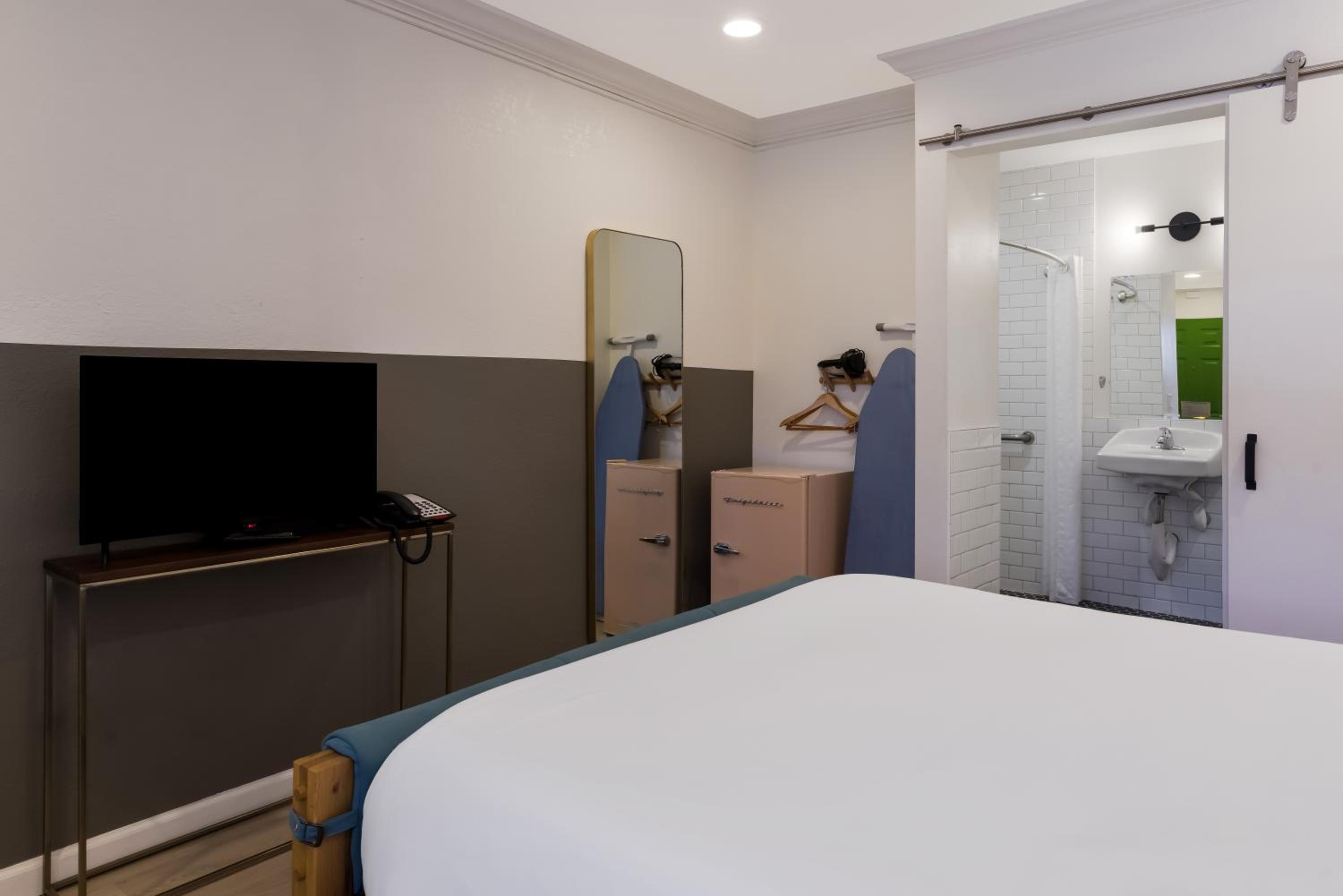 Queen Room - Disability Access photo 2
