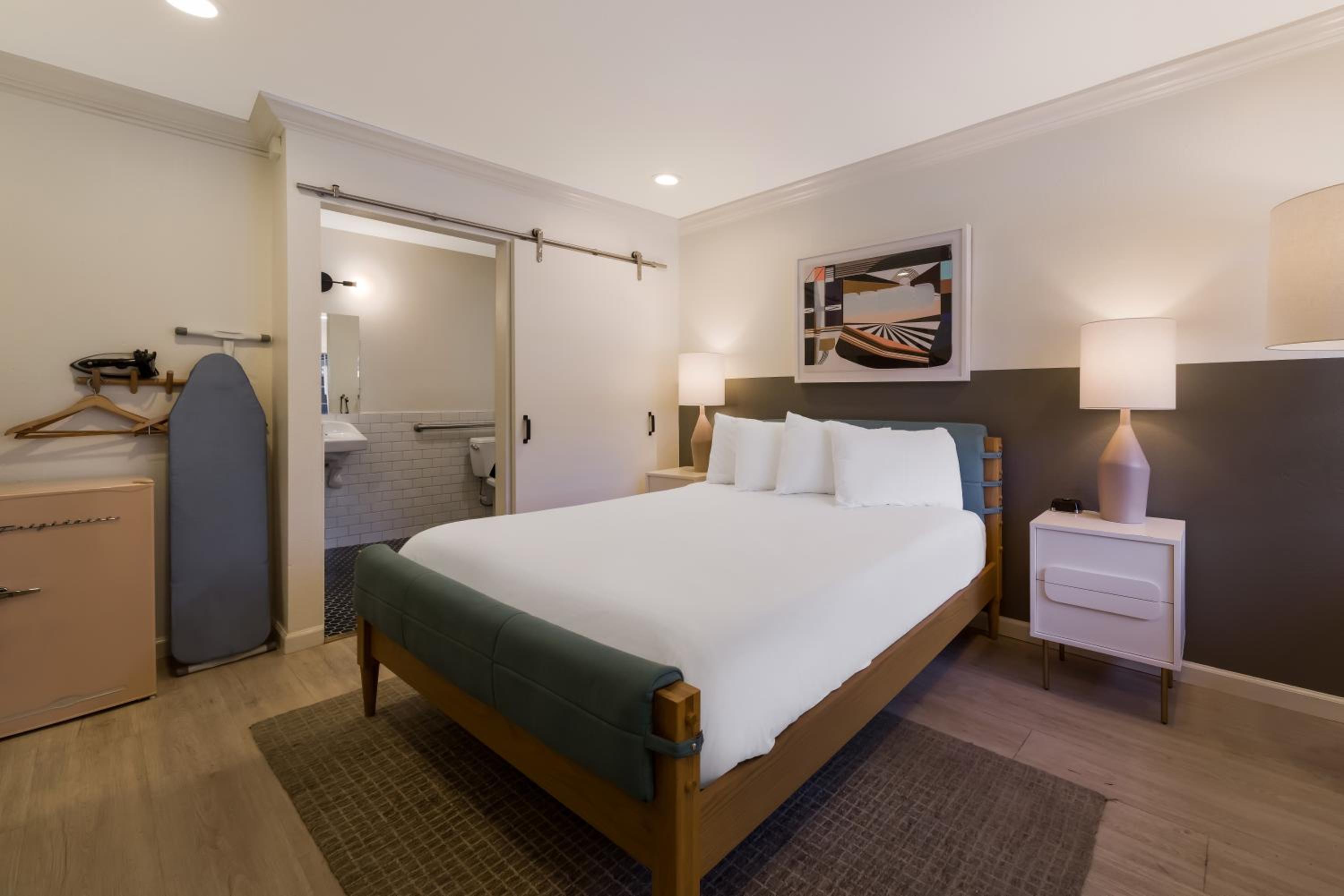 Queen Room - Disability Access photo 1
