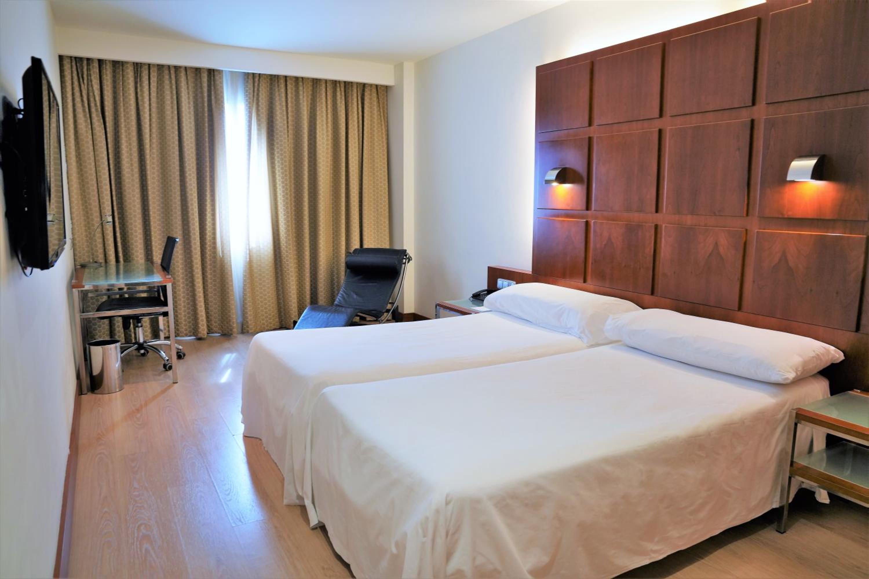 Habitación Doble con Traslado al Aeropuerto (2 Adultos)