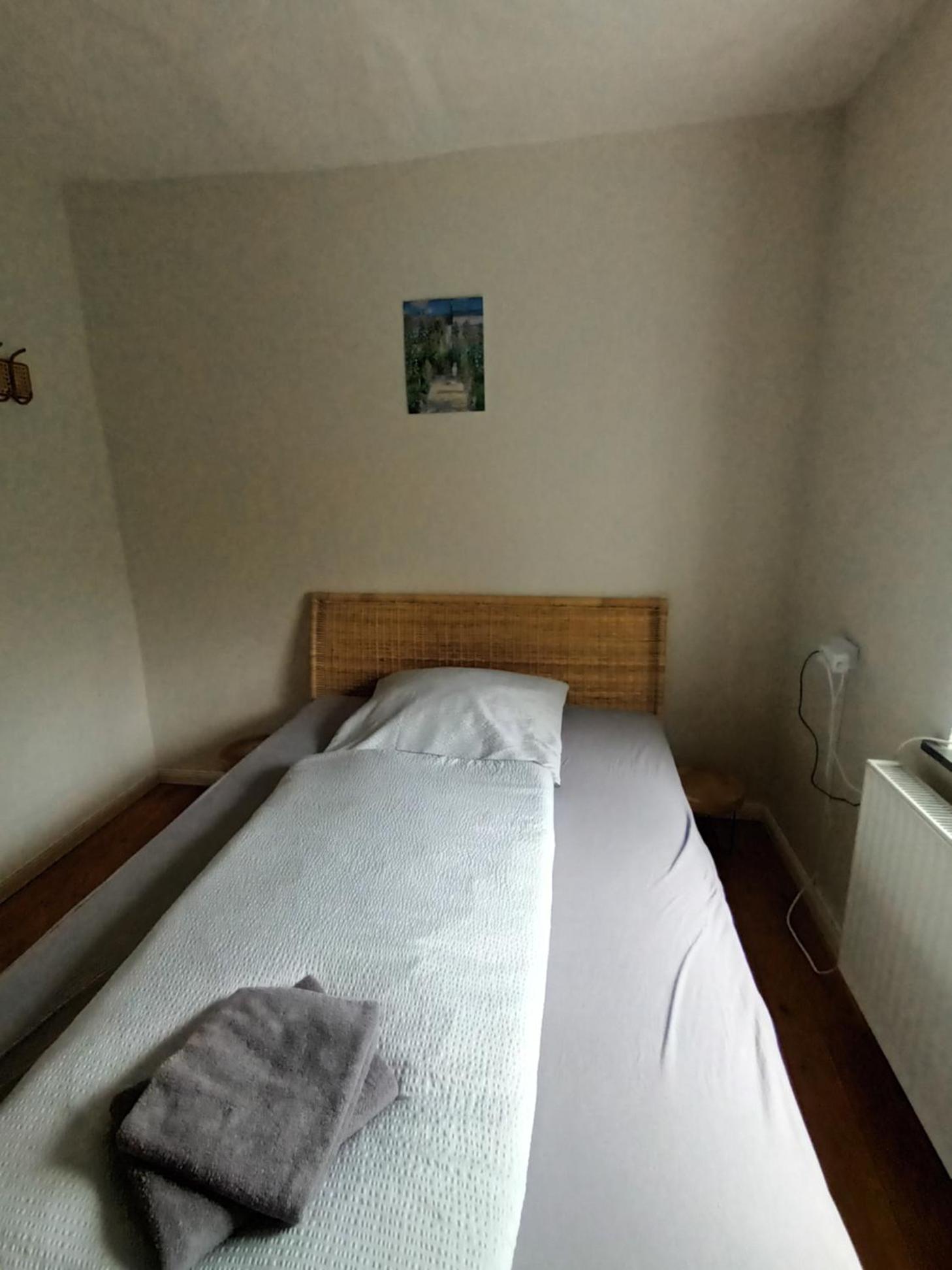 Five-Bedroom House photo 3