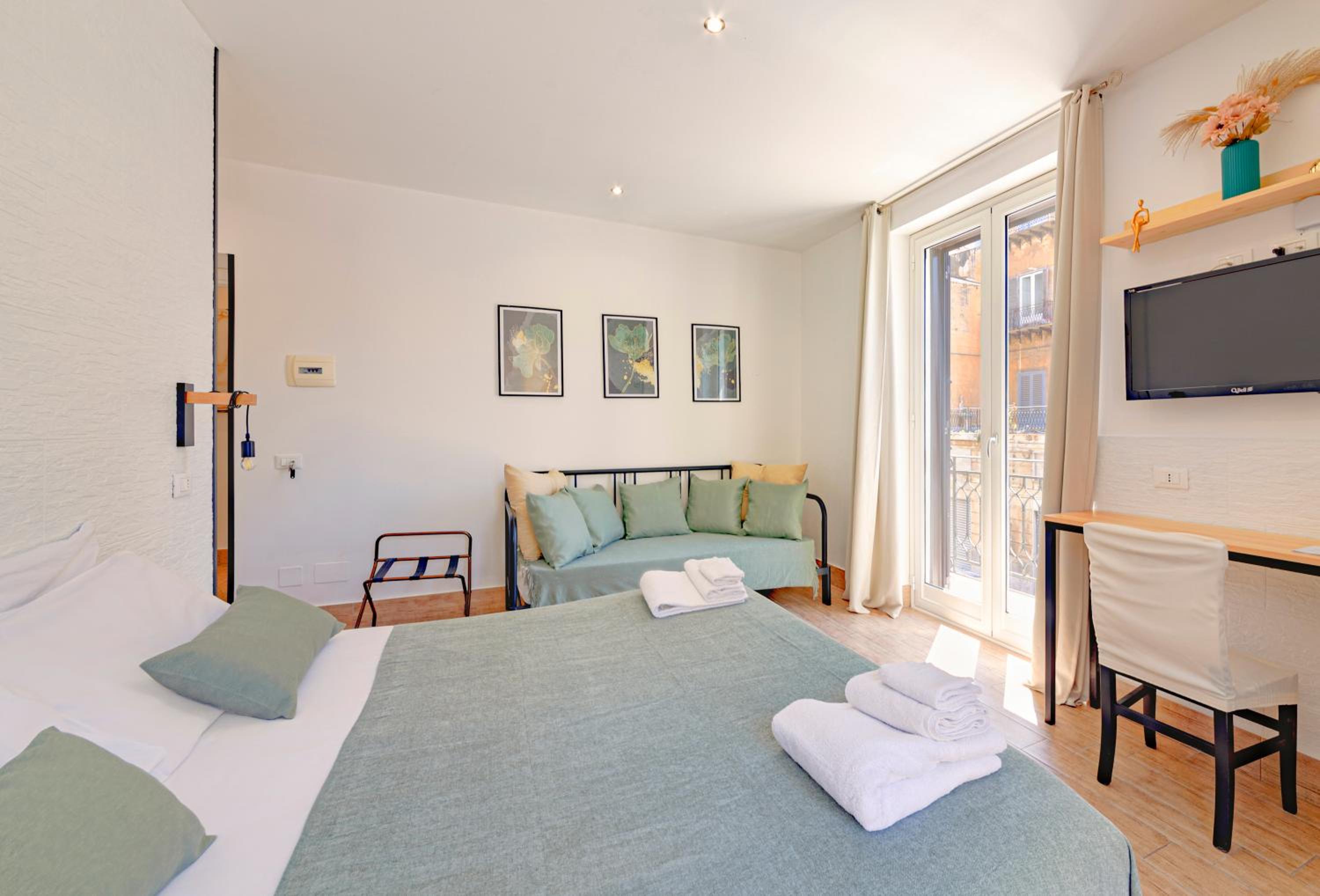 Suite - Photo 1