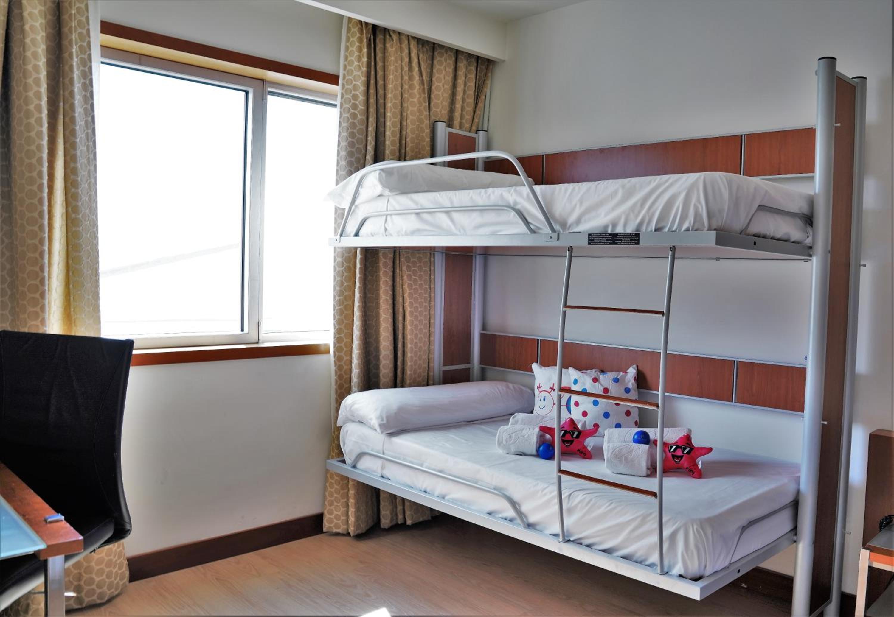 Habitación Cuádruple con Traslado al Aeropuerto (2 Adultos + 2 Niños)