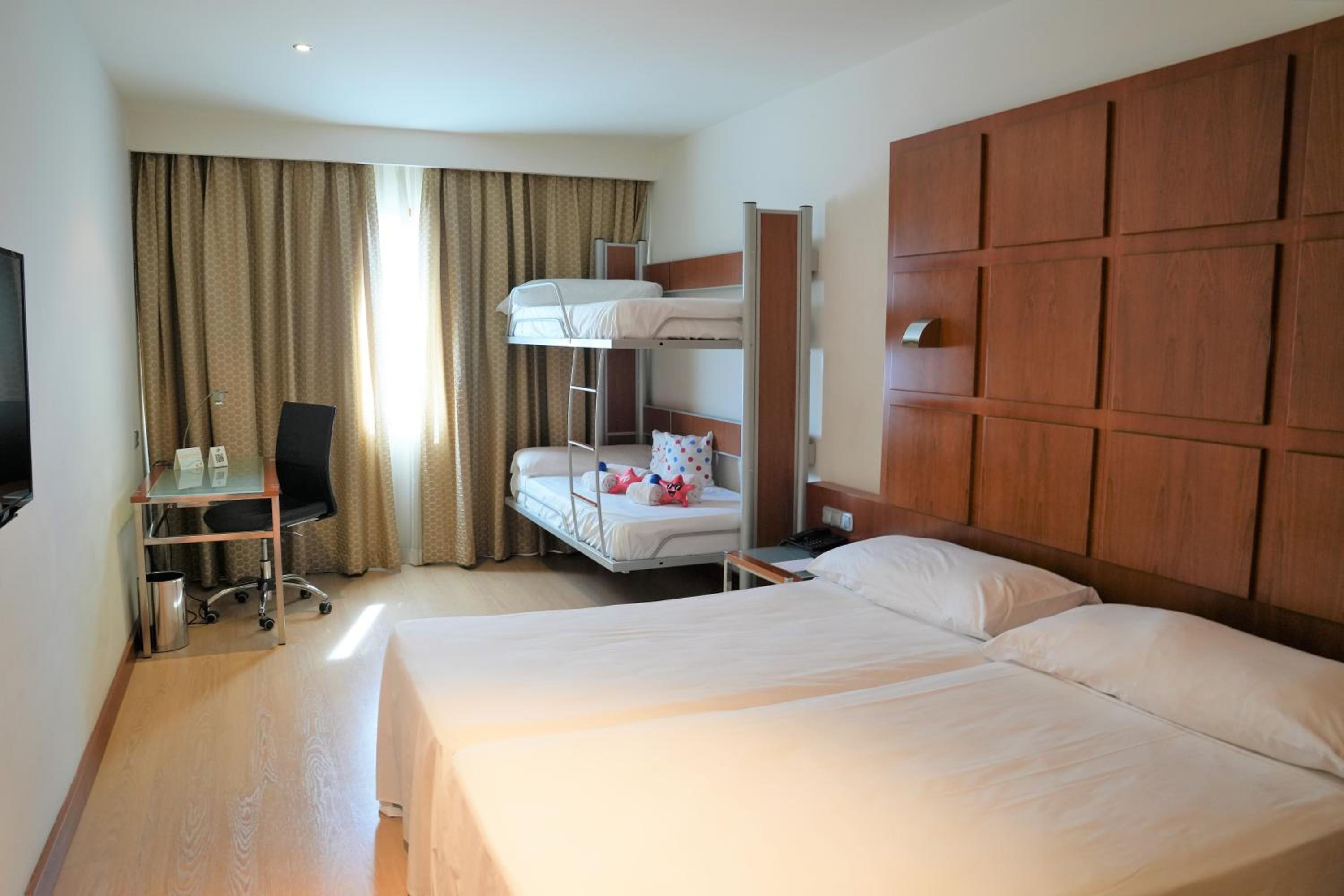Quadruple Room with Airport Transfer (2 Adults) photo 2