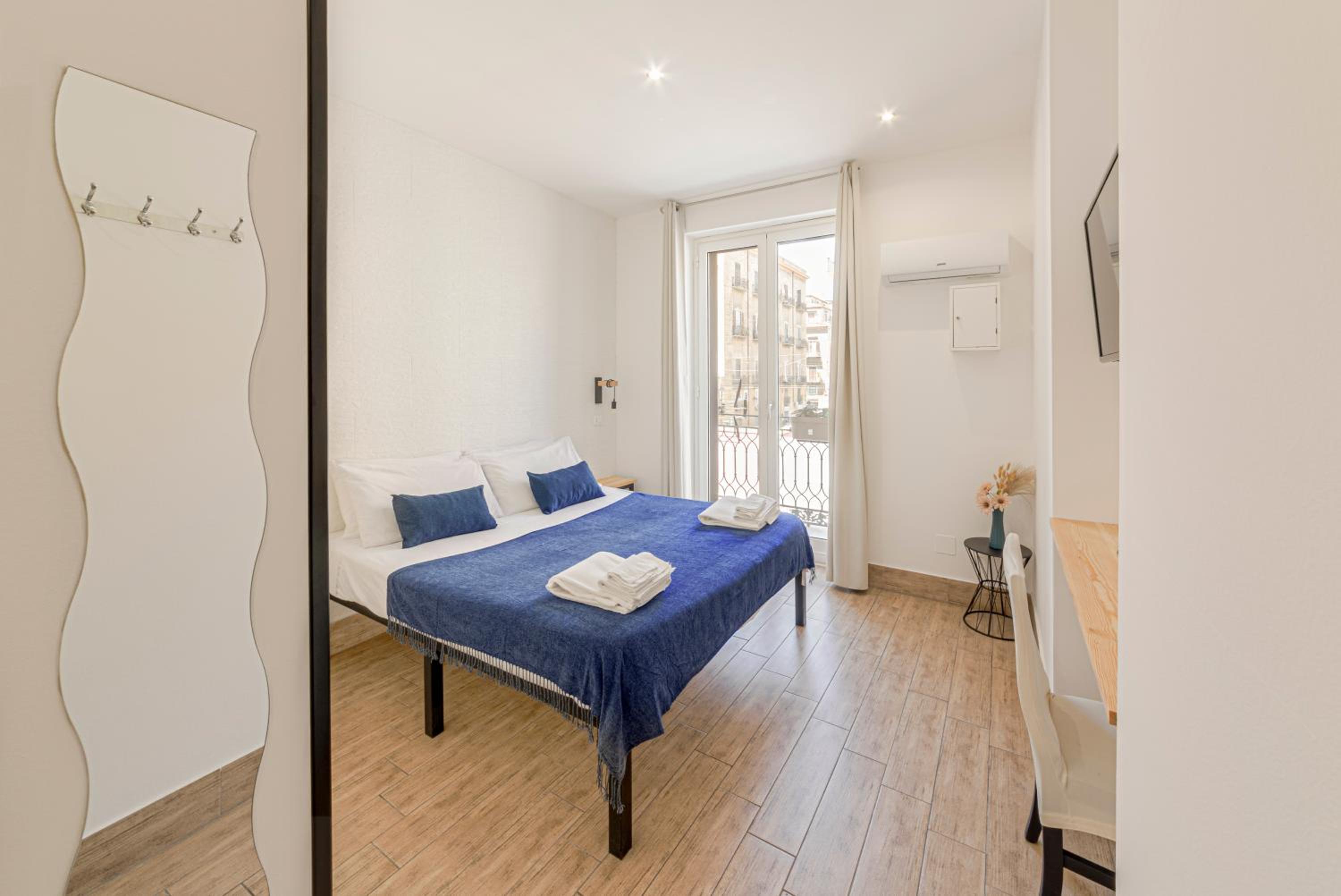 Double Room with Private Bathroom - Photo 9