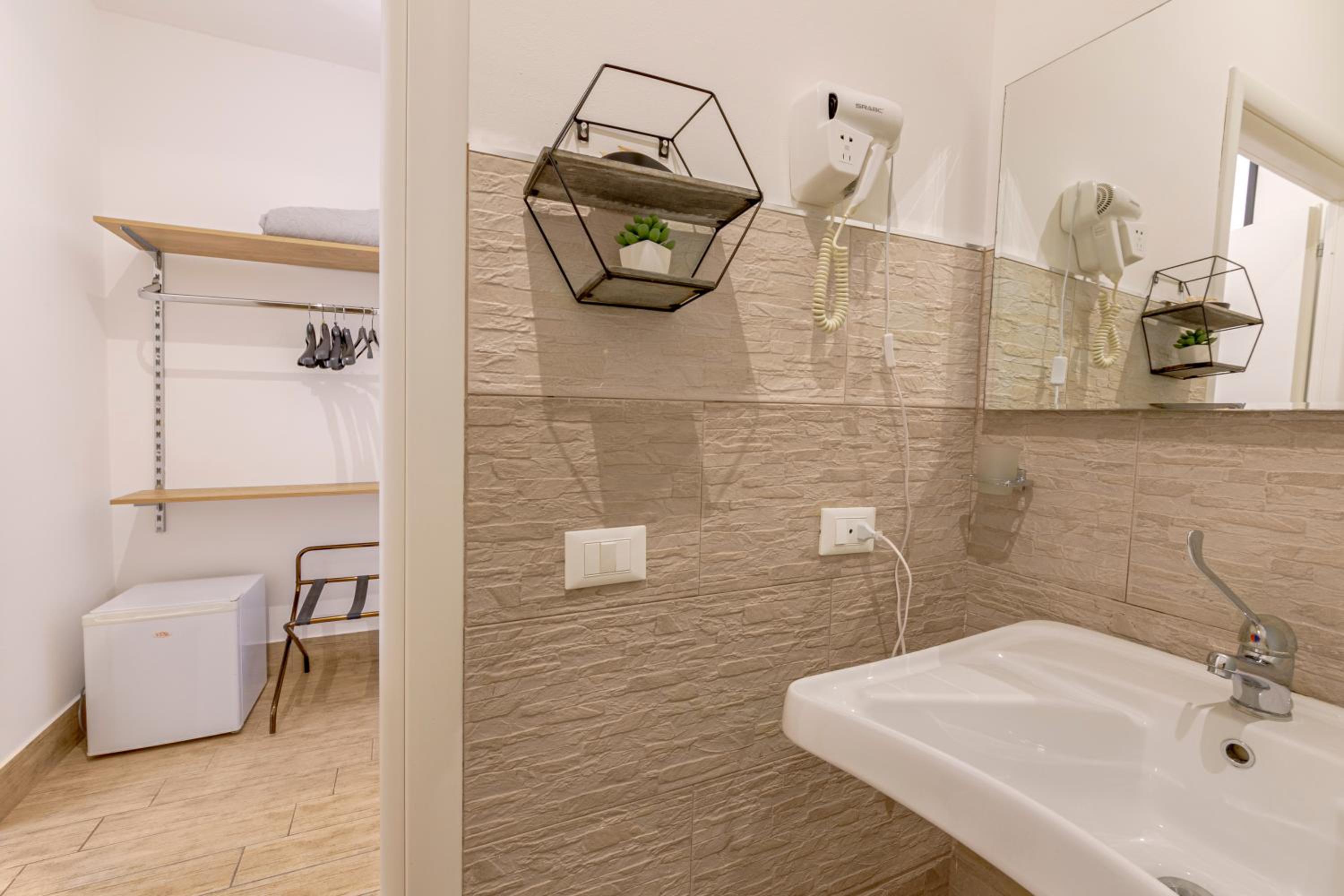 Double Room with Private Bathroom - Photo 2