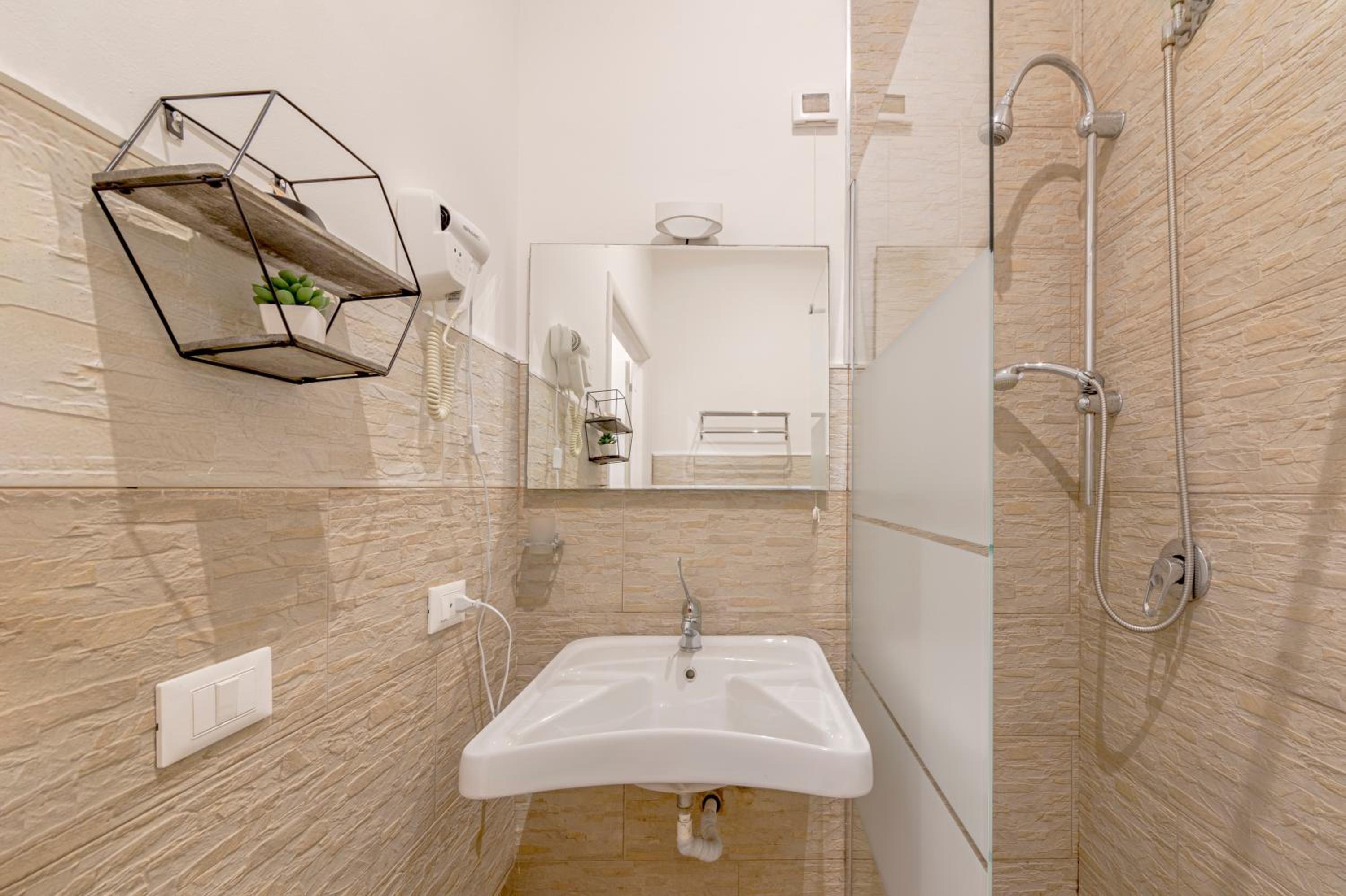 Double Room with Private Bathroom - Photo 7