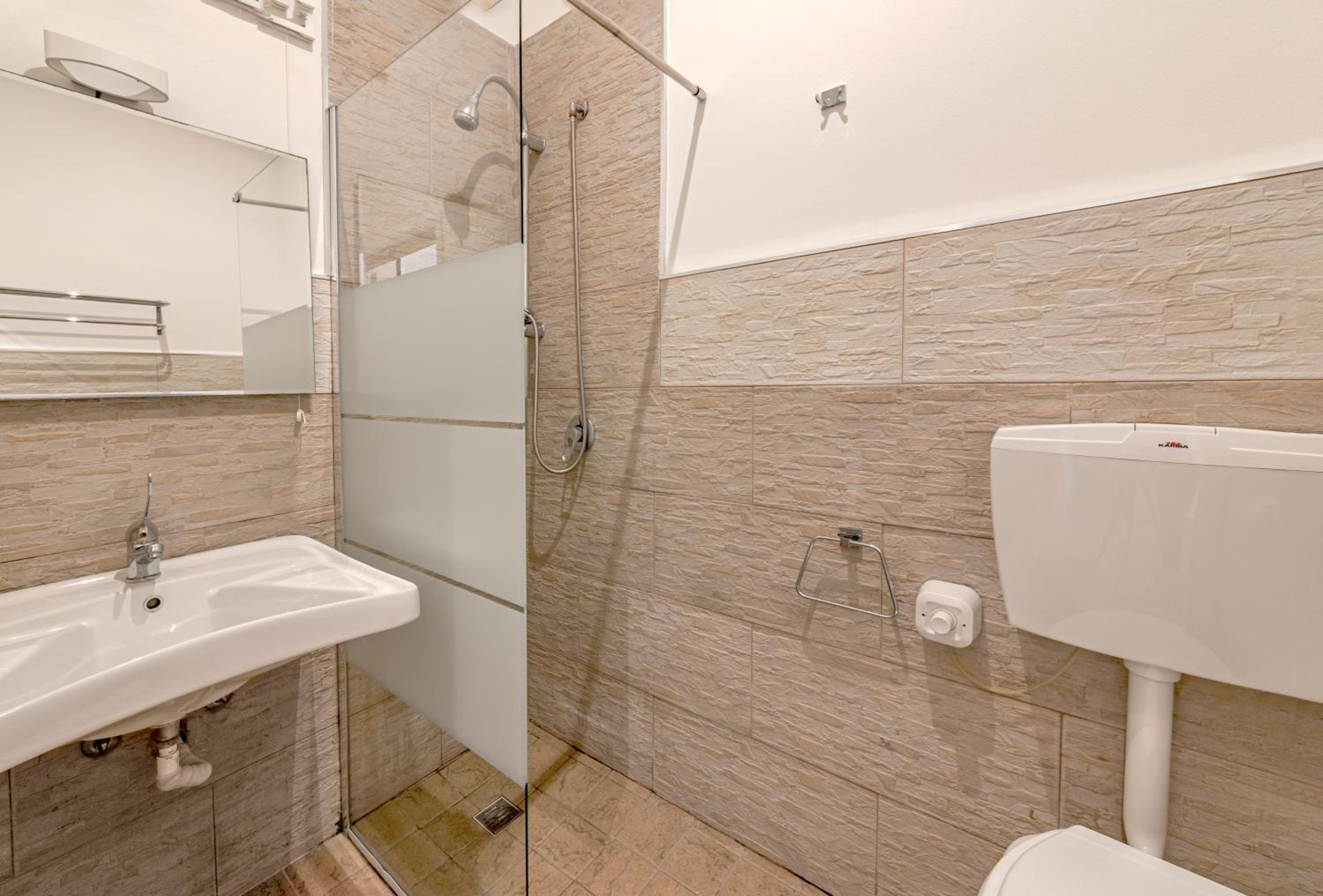 Double Room with Private Bathroom - Photo 6