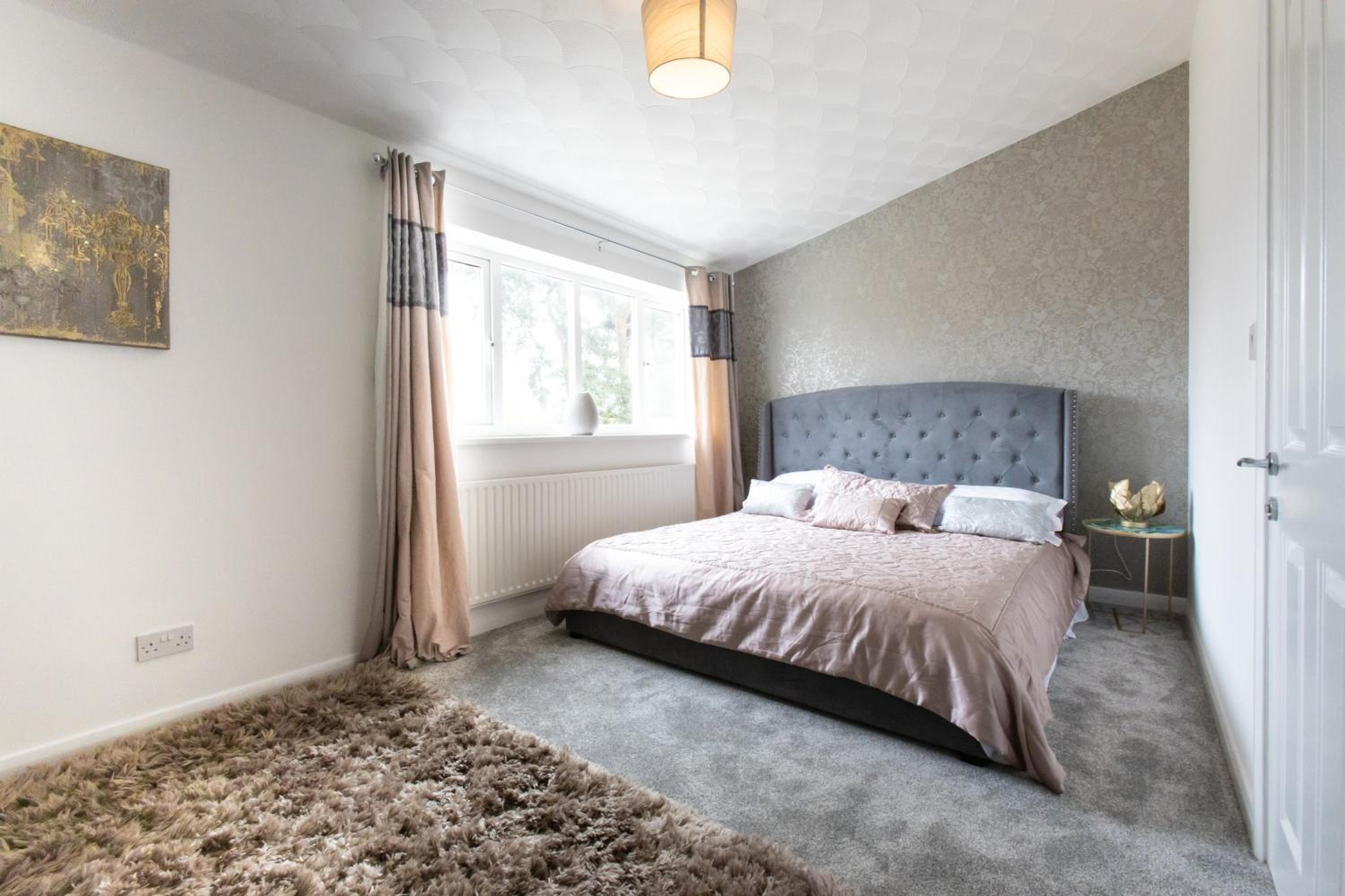 Six-Bedroom House photo 3